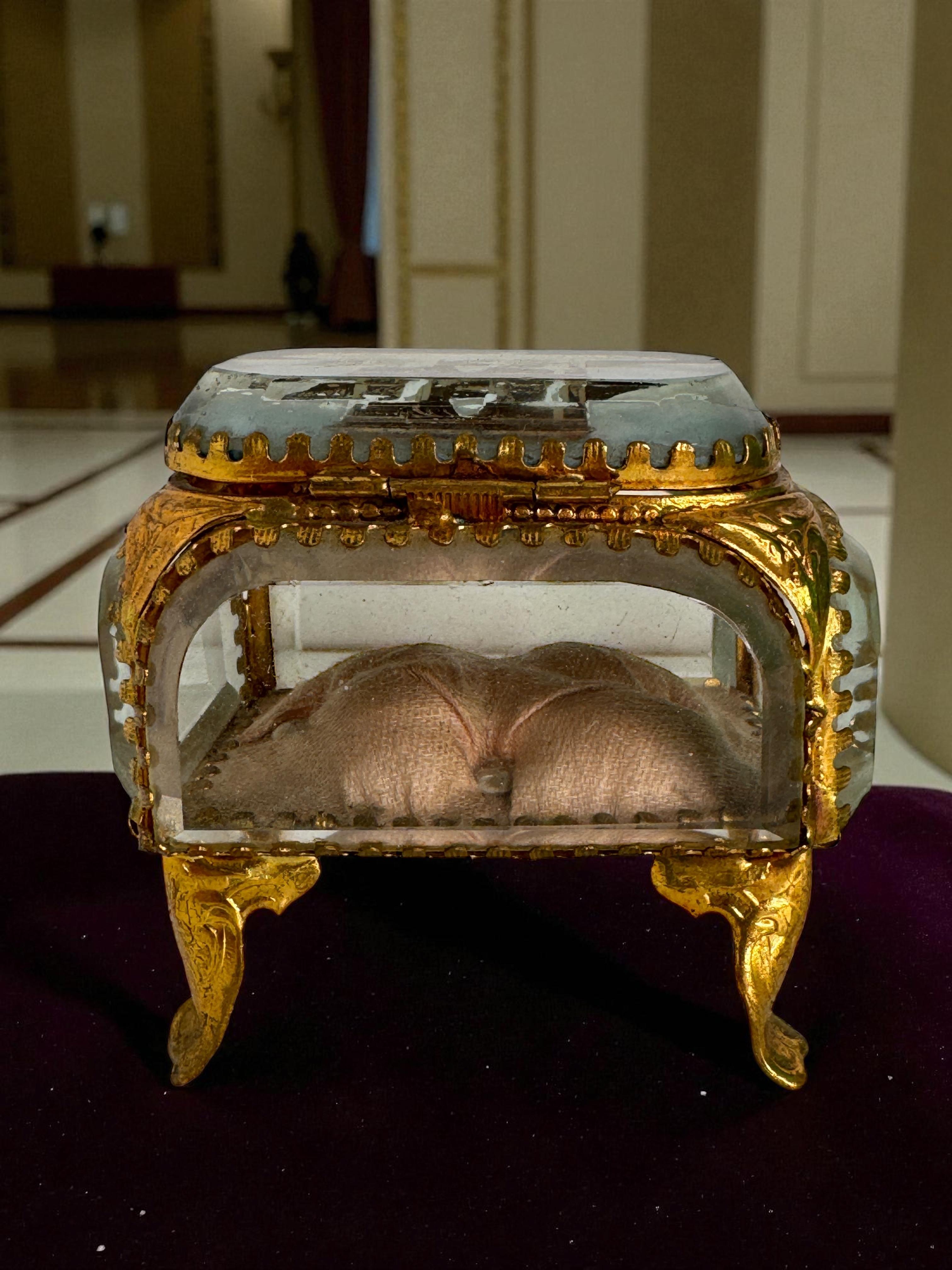 Ormolu and Glass Souvenir Trinket Jewelry Box, Paris Arc de Triomphe circa 1900s For Sale 5