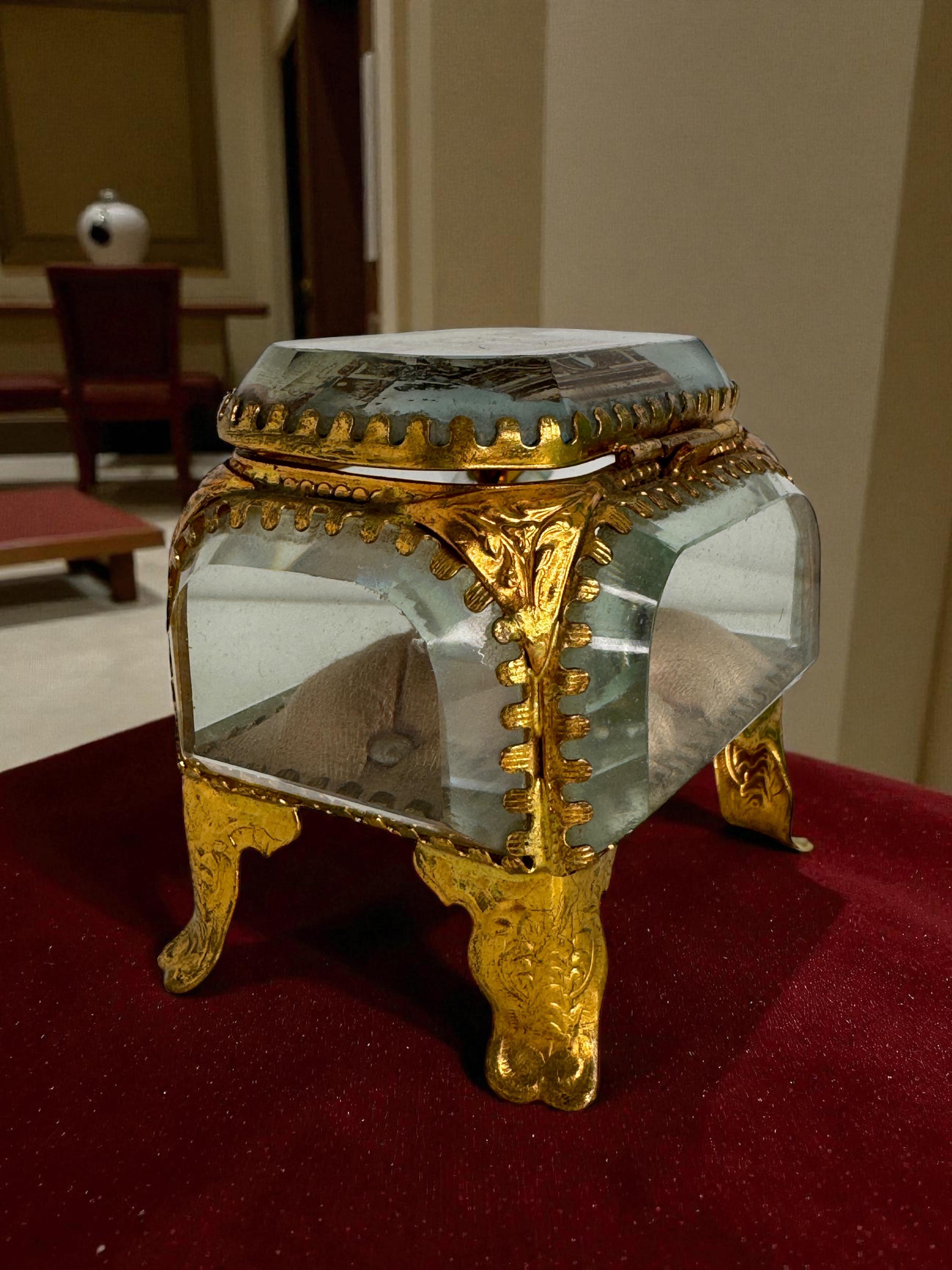 Ormolu and Glass Souvenir Trinket Jewelry Box, Paris Arc de Triomphe circa 1900s For Sale 6