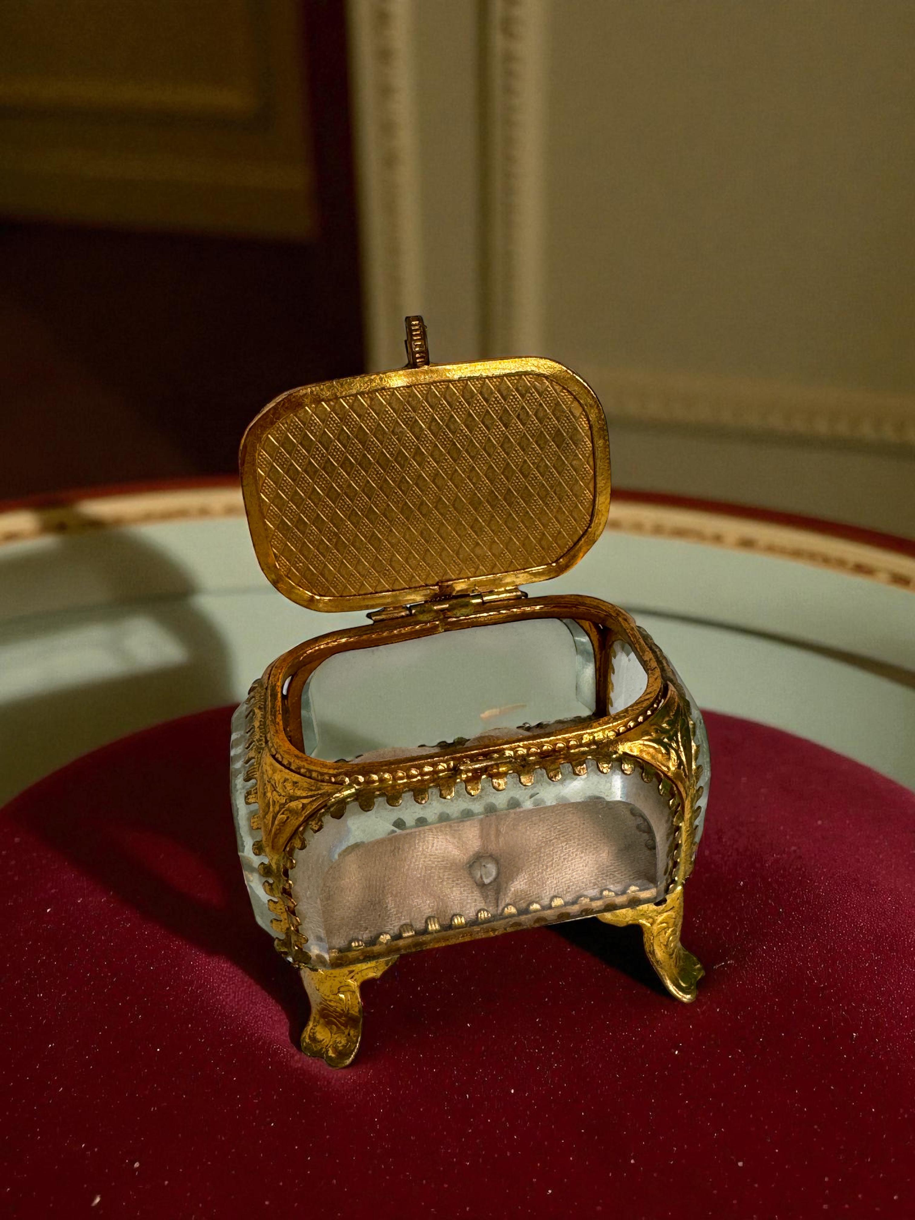 Ormolu and Glass Souvenir Trinket Jewelry Box, Paris Arc de Triomphe circa 1900s For Sale 7