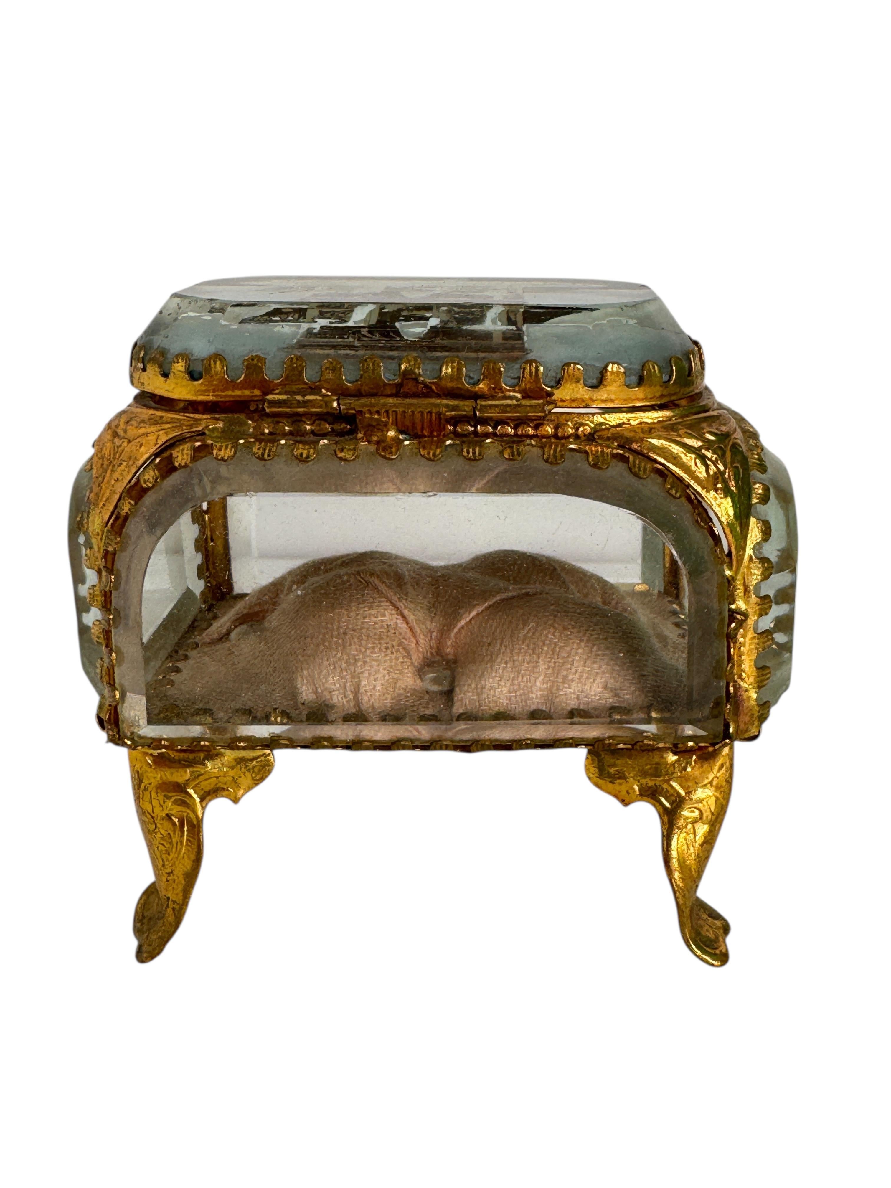 Ormolu and Glass Souvenir Trinket Jewelry Box, Paris Arc de Triomphe circa 1900s In Good Condition For Sale In Nuernberg, DE