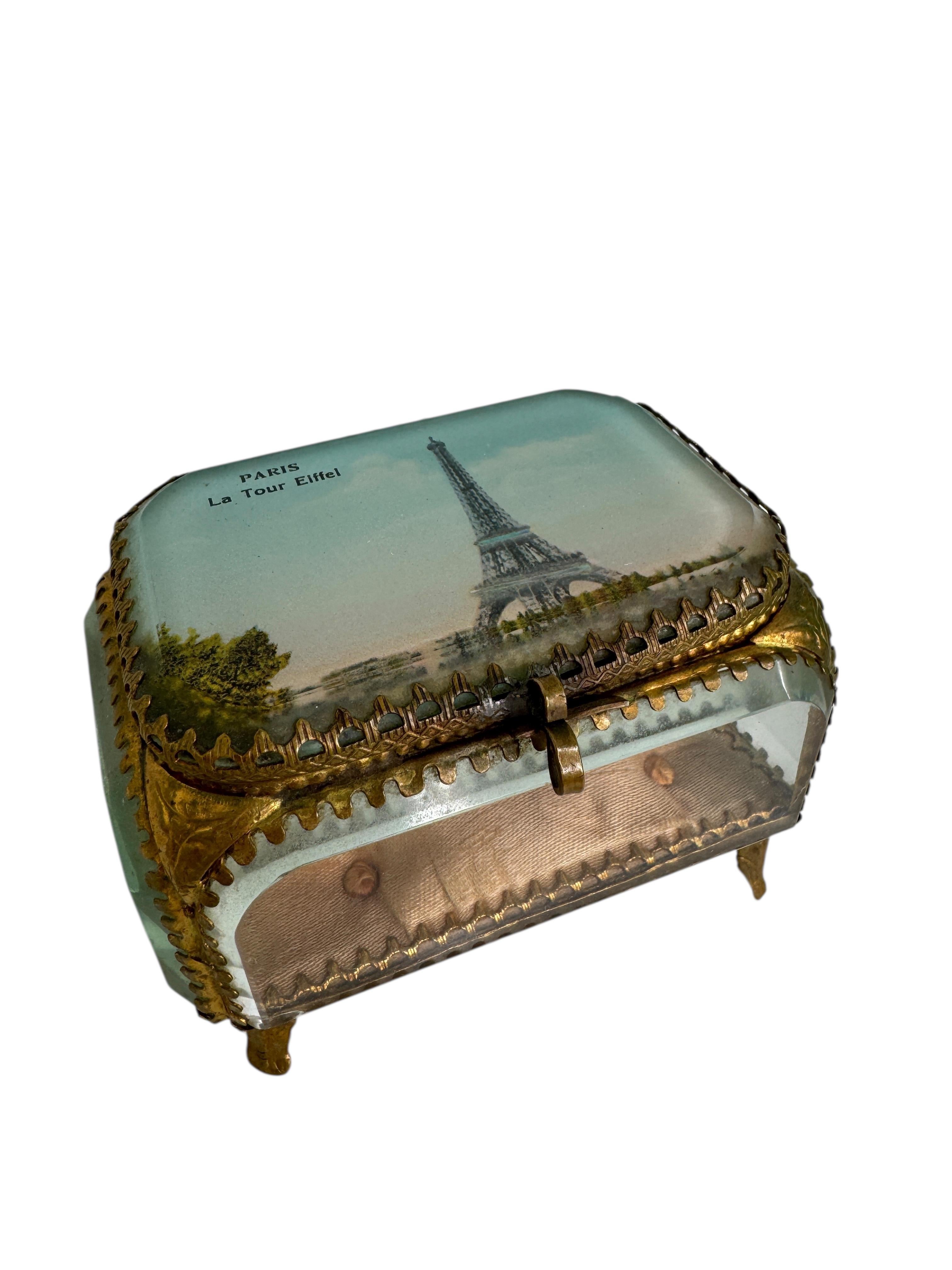 Antique French Églomisé Casket - Souvenir from France, circa 1900

A charming French antique casket from circa 1900 with gilt brass fittings and clear glass panels. The hinged lid features beveled glass, painted on the reverse (Églomisé), depicting