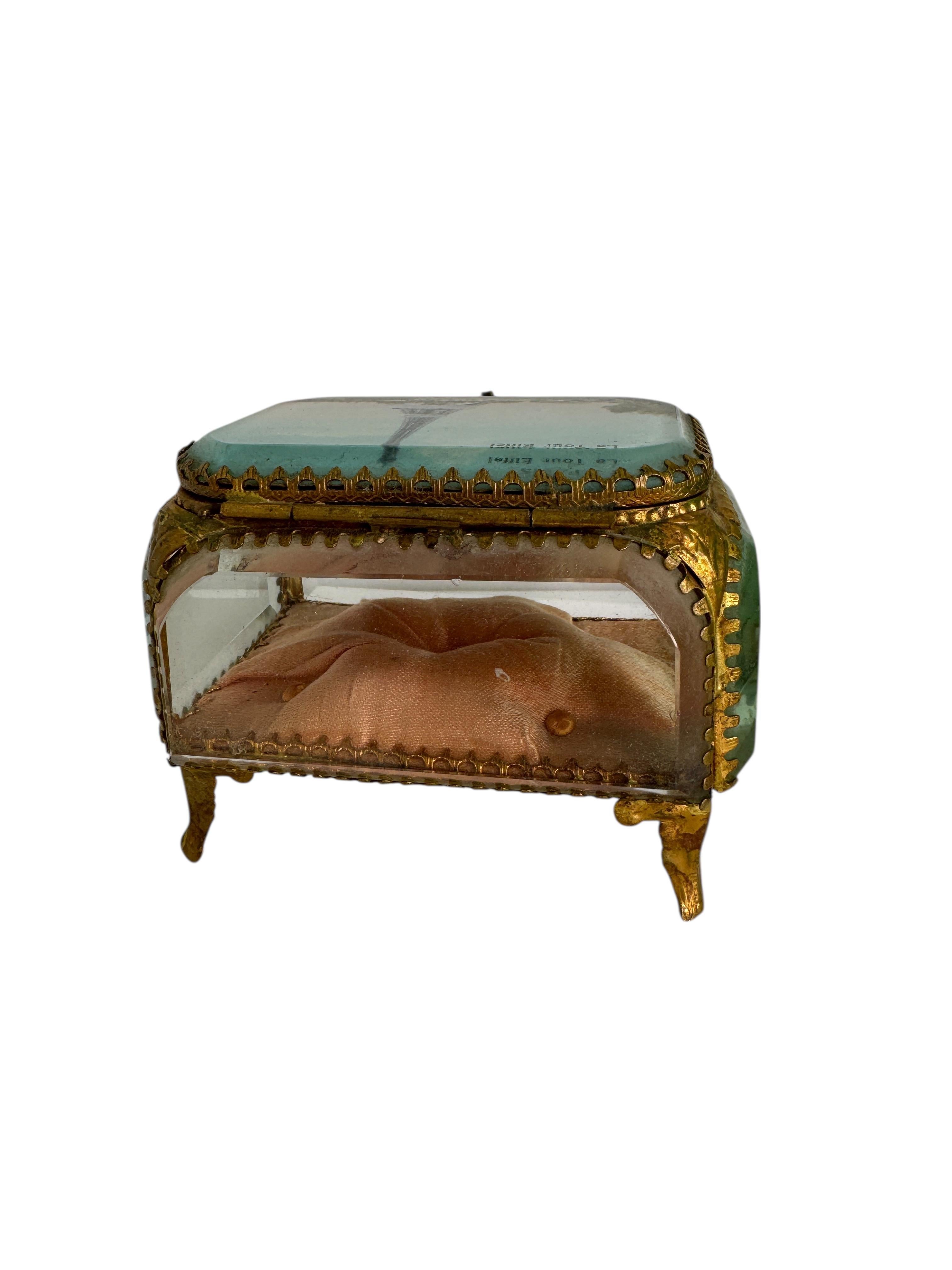 Ormolu and Glass Souvenir Trinket Jewelry Box, Paris la Tour Eiffel, circa 1900s In Good Condition For Sale In Nuernberg, DE