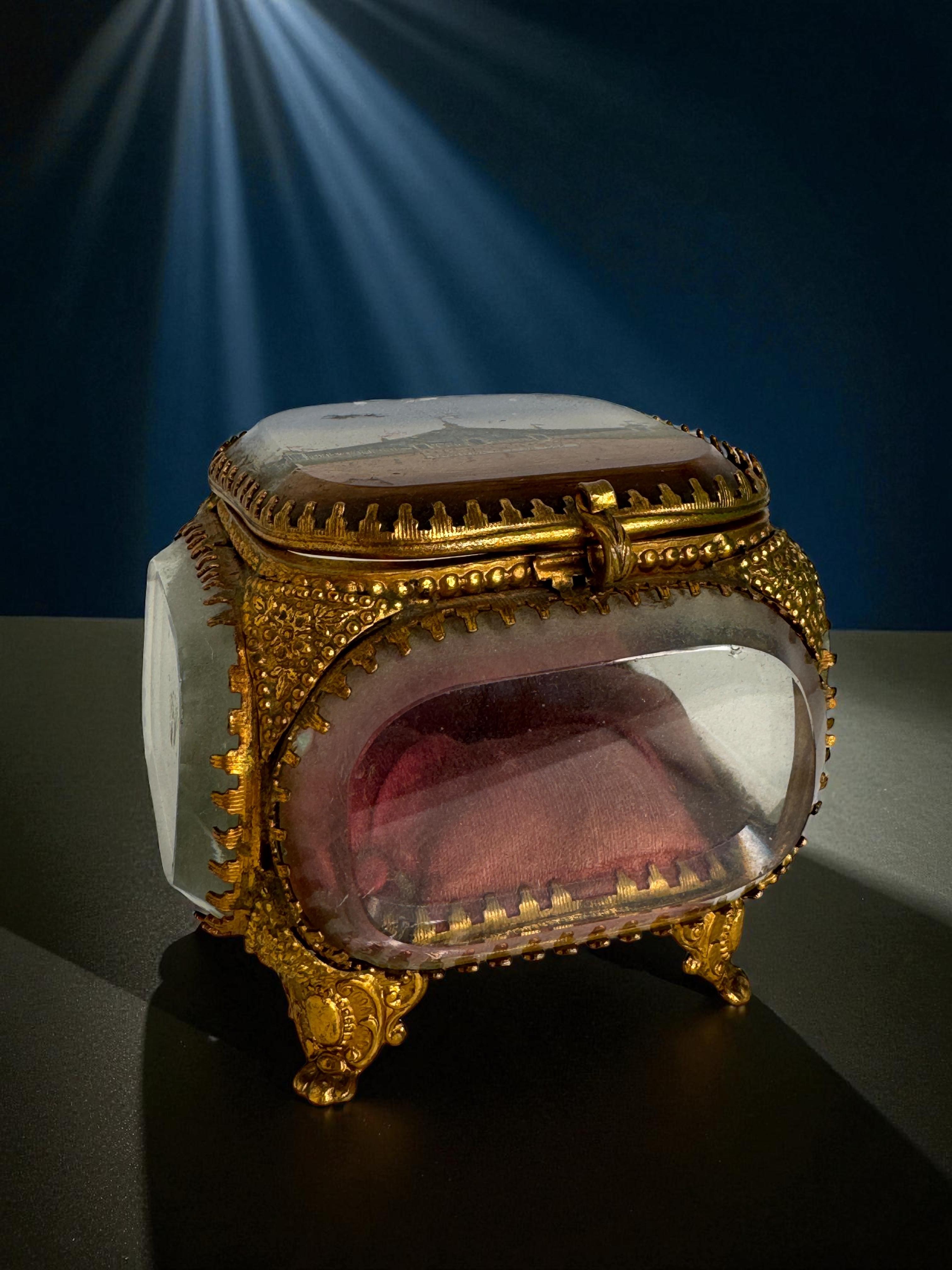 Boîte à bijoux souvenir en bronze doré et verre, Exposition universelle de Lyon, France, années 18940 en vente 3