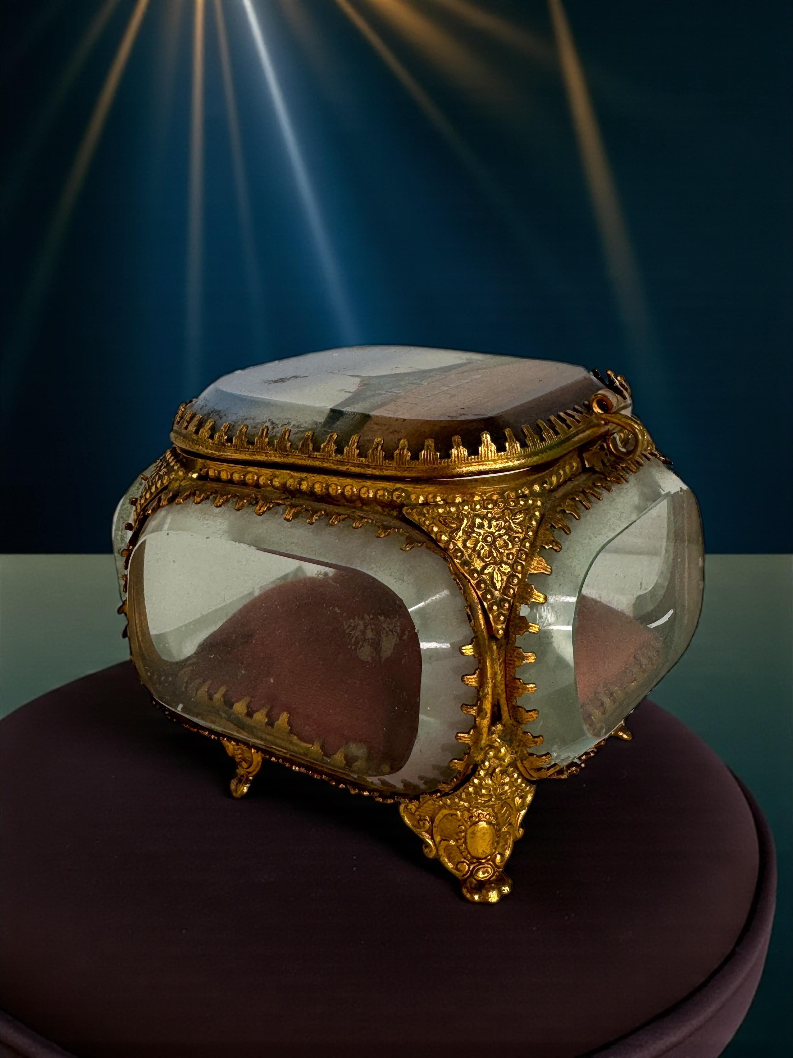 Boîte à bijoux souvenir en bronze doré et verre, Exposition universelle de Lyon, France, années 18940 en vente 4