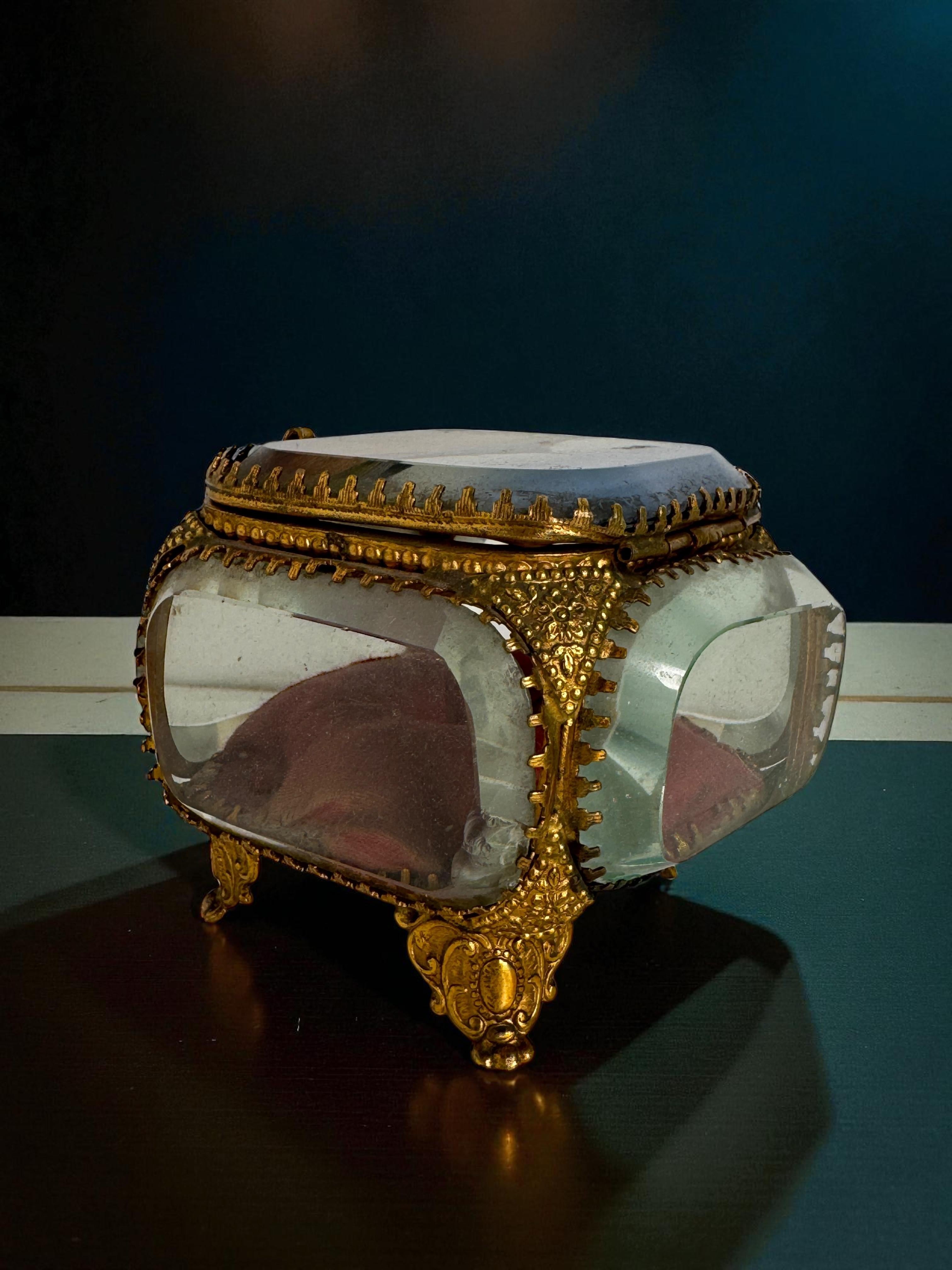 Boîte à bijoux souvenir en bronze doré et verre, Exposition universelle de Lyon, France, années 18940 en vente 5