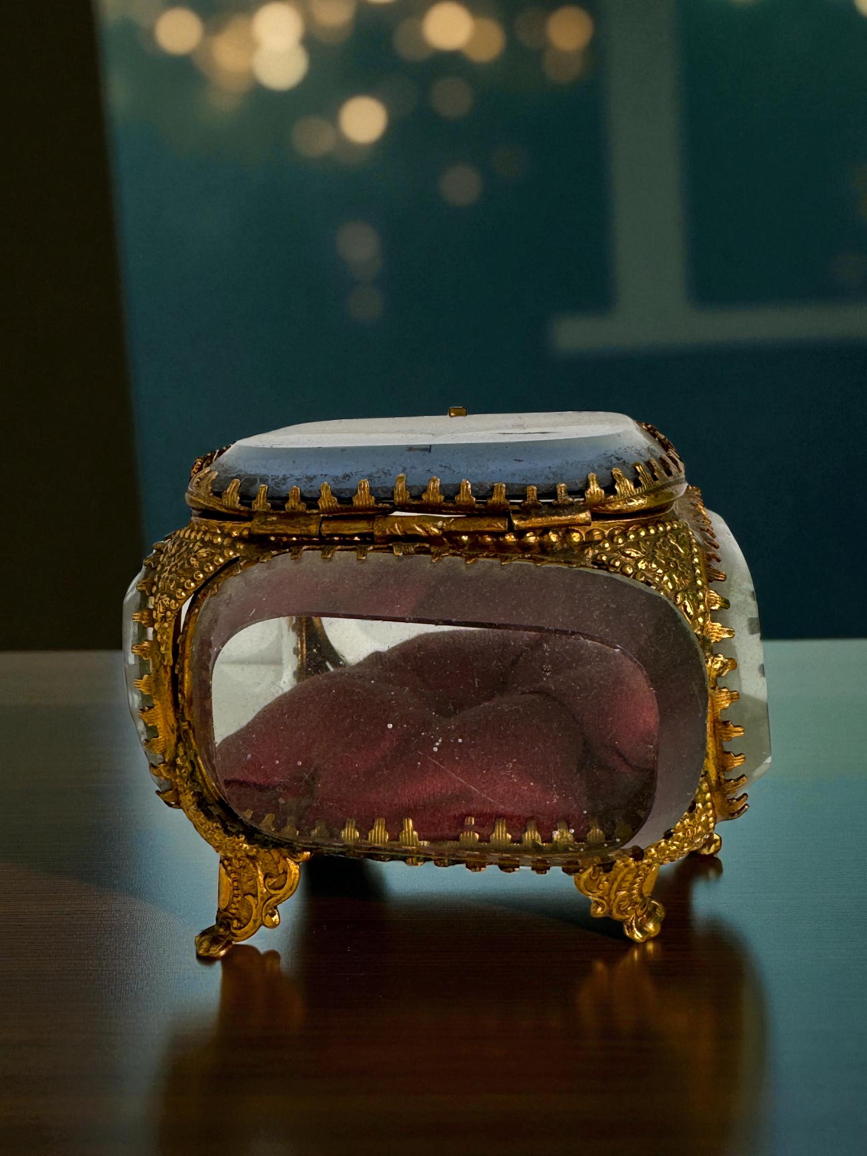 Boîte à bijoux souvenir en bronze doré et verre, Exposition universelle de Lyon, France, années 18940 en vente 6