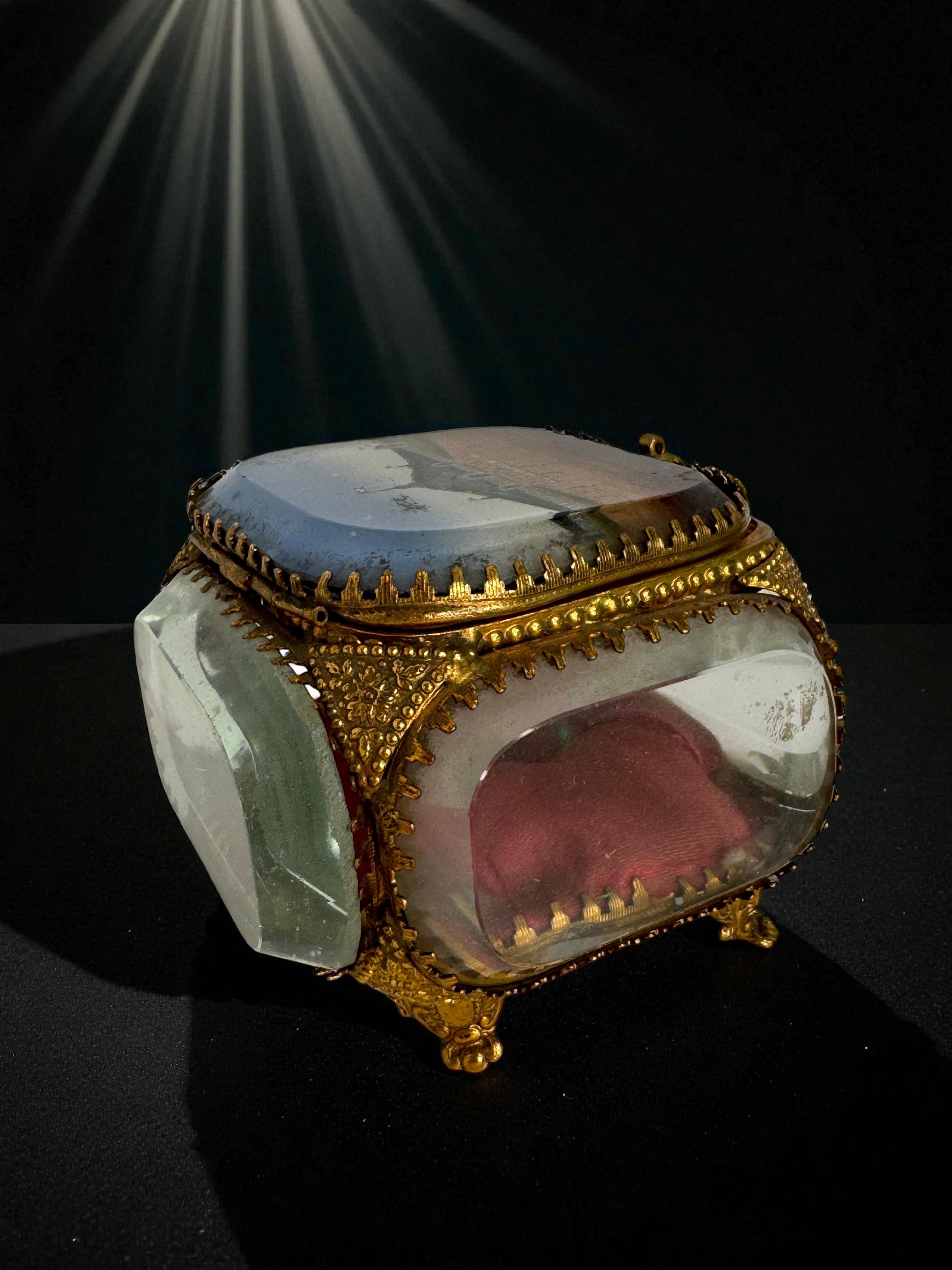 Boîte à bijoux souvenir en bronze doré et verre, Exposition universelle de Lyon, France, années 18940 en vente 7