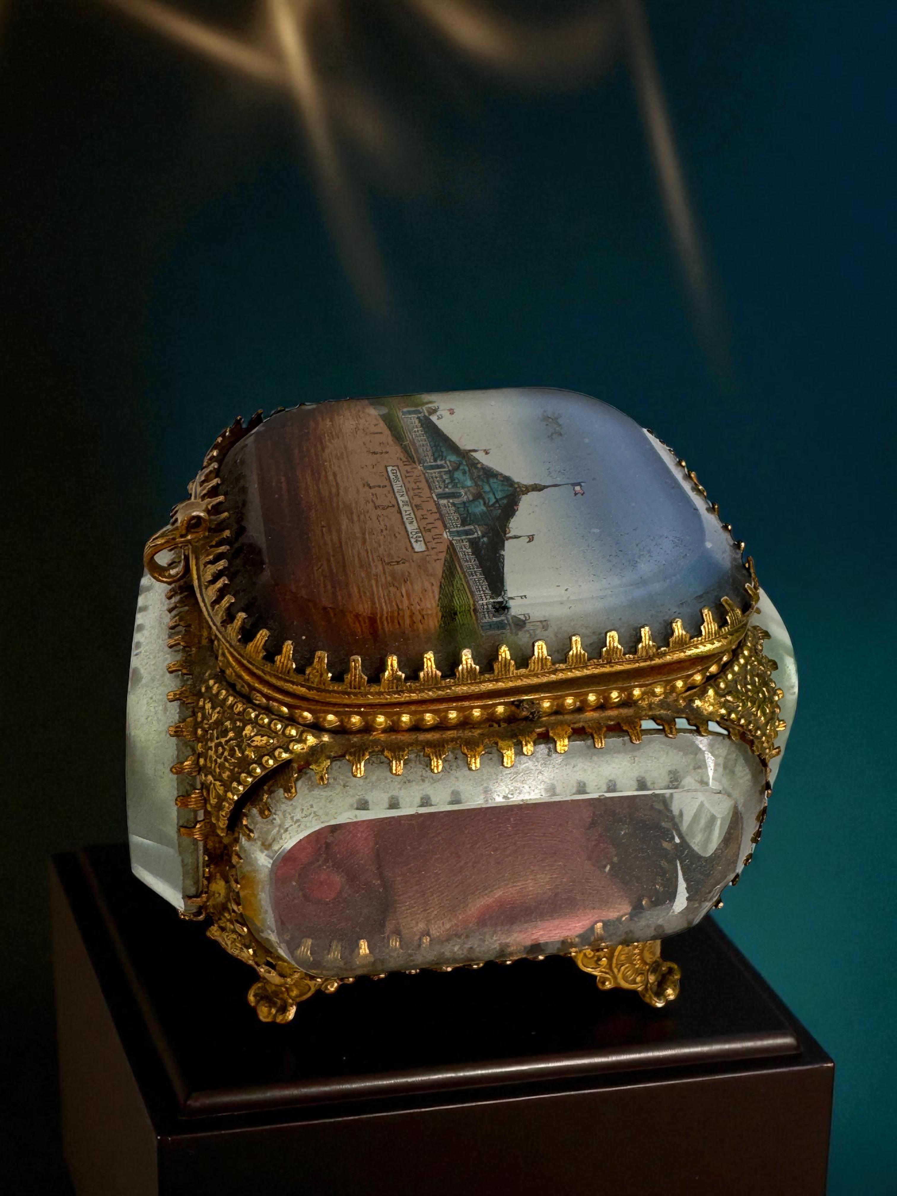 Boîte à bijoux souvenir en bronze doré et verre, Exposition universelle de Lyon, France, années 18940 en vente 8