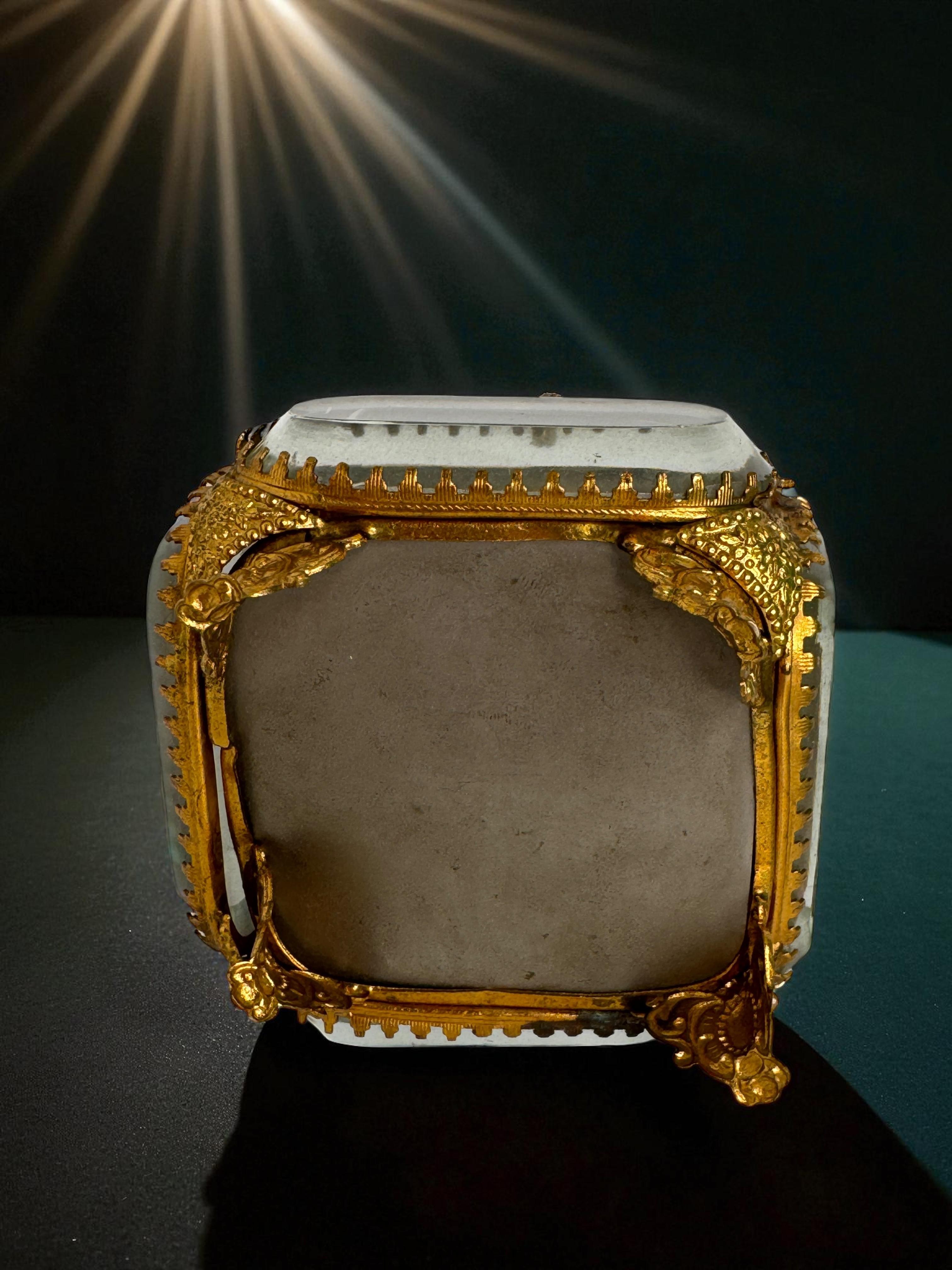 Boîte à bijoux souvenir en bronze doré et verre, Exposition universelle de Lyon, France, années 18940 en vente 9