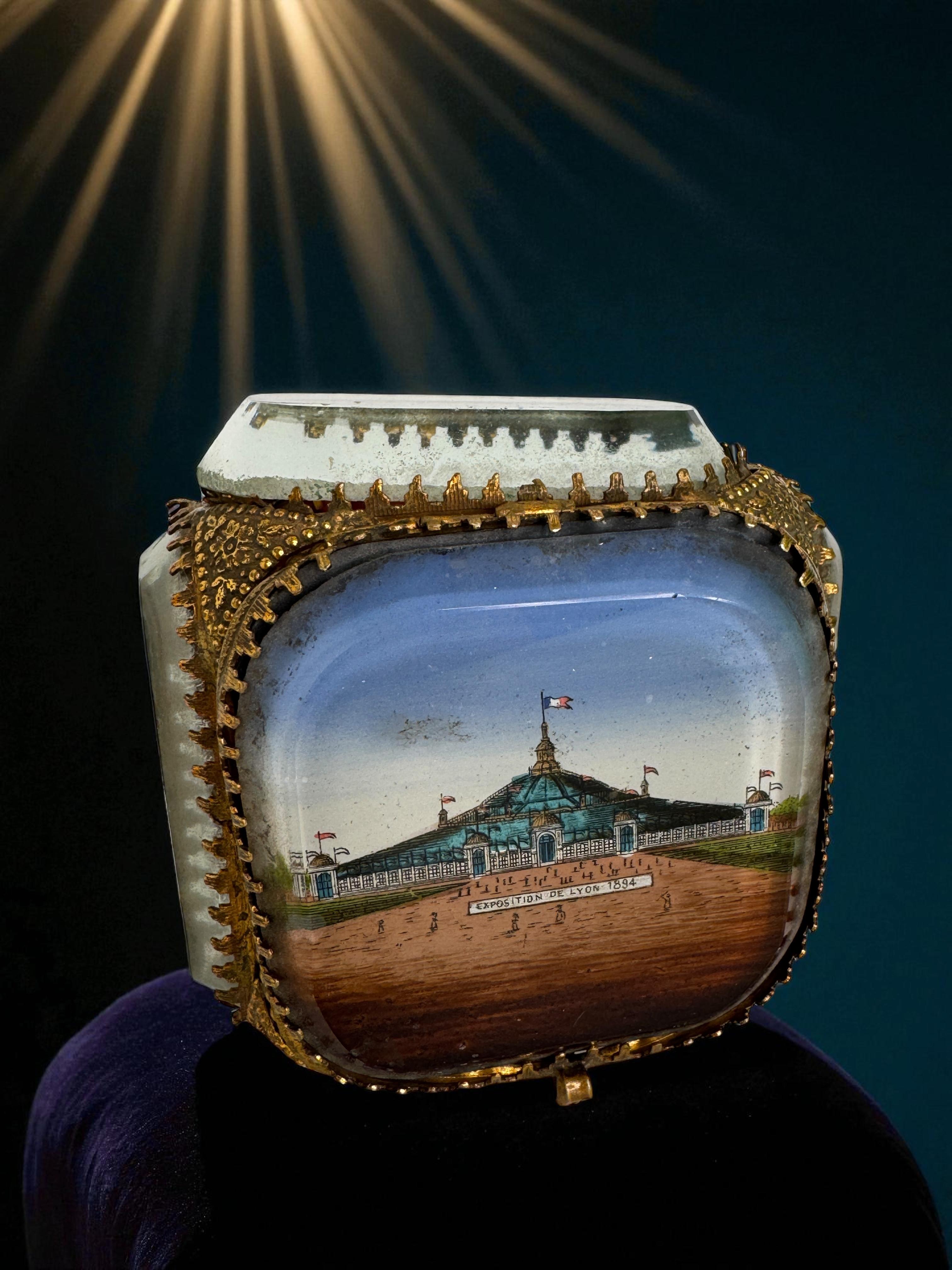 Boîte à bijoux souvenir en bronze doré et verre, Exposition universelle de Lyon, France, années 18940 en vente 11