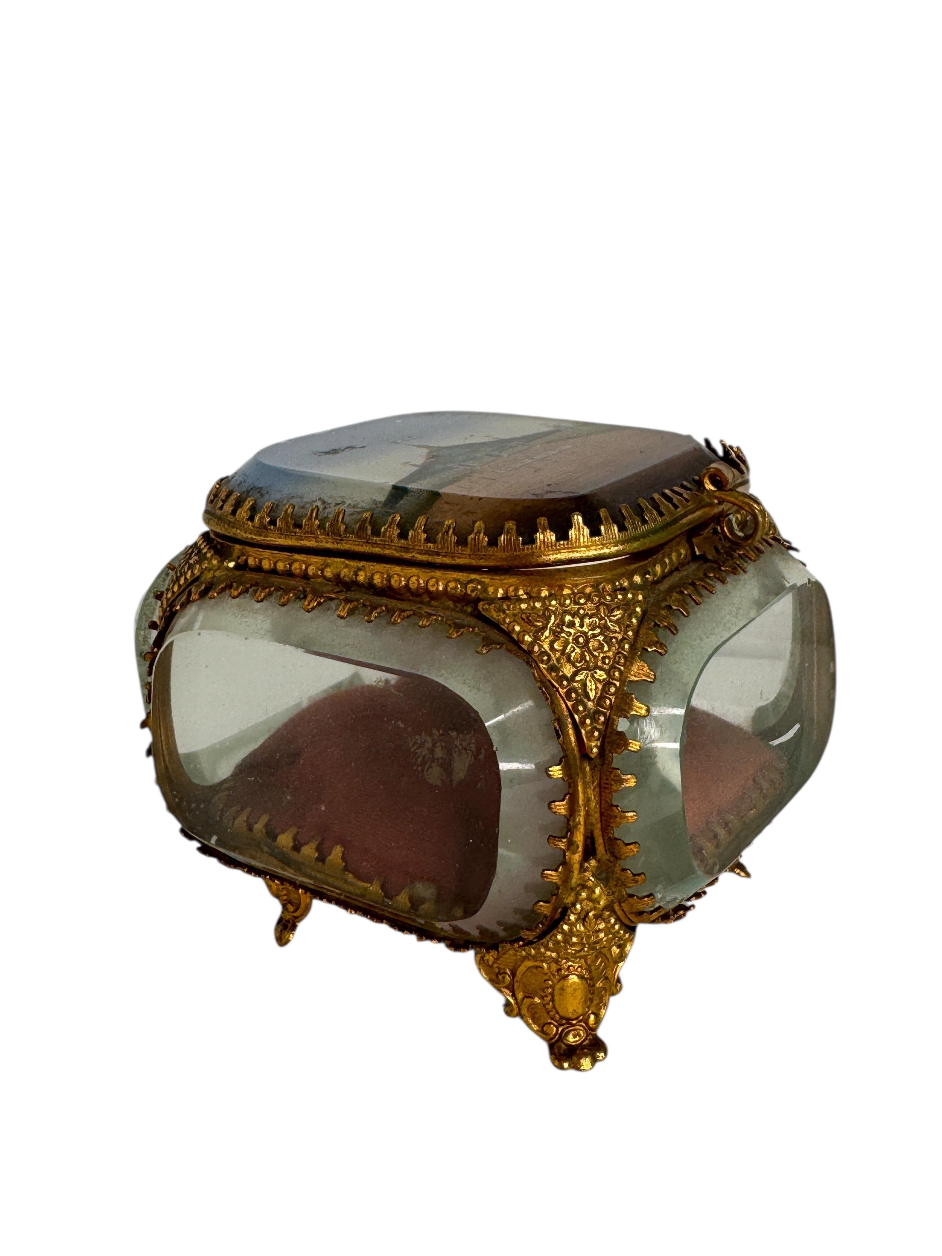 Ancien coffret d'églomisé français - Souvenir de Lyon, circa 1894

Un charmant cercueil français ancien, datant des années 1890, avec des ferrures en laiton doré et des panneaux en verre transparent. Le couvercle à charnière présente un verre