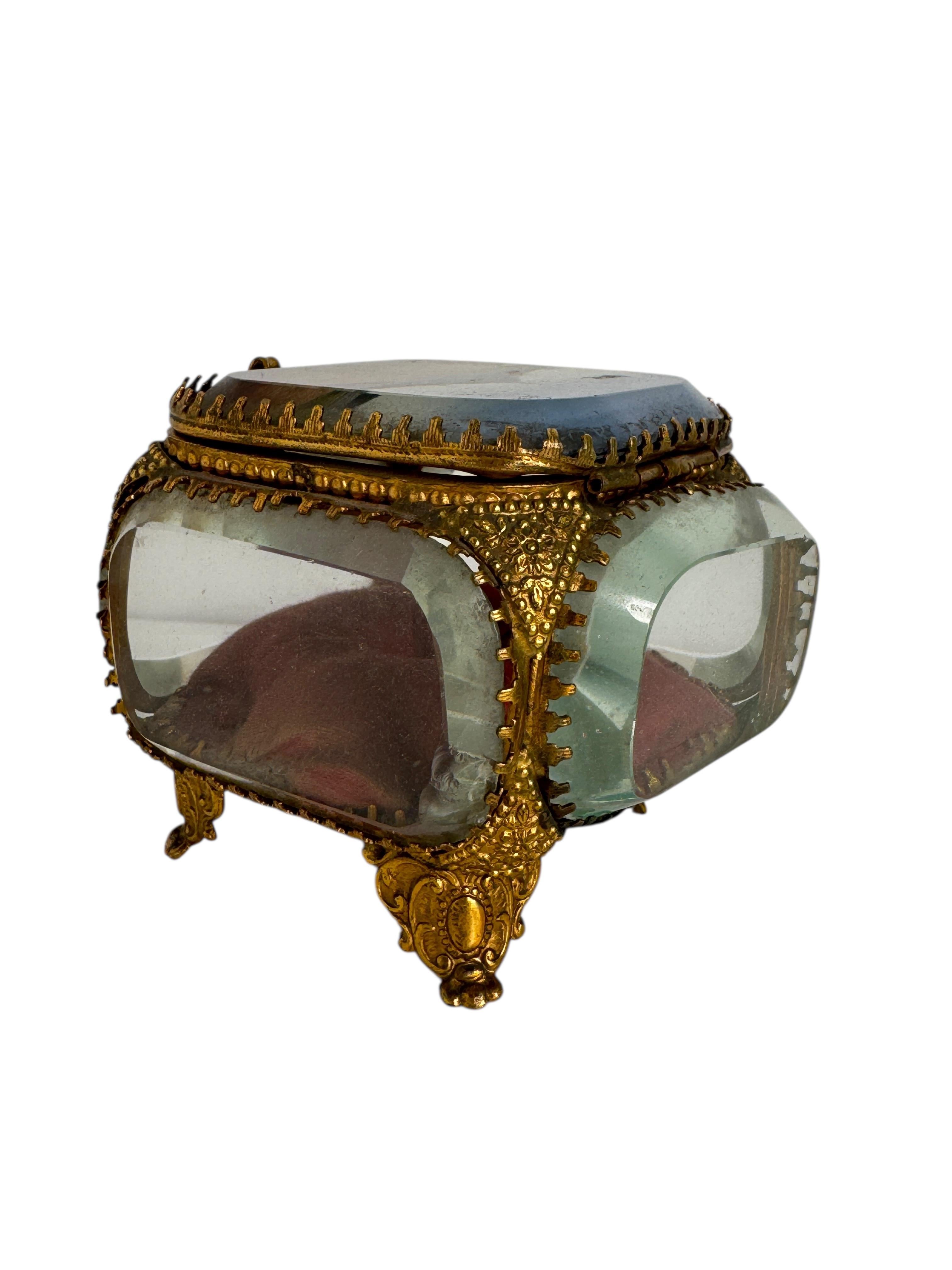 Belle Époque Boîte à bijoux souvenir en bronze doré et verre, Exposition universelle de Lyon, France, années 18940 en vente