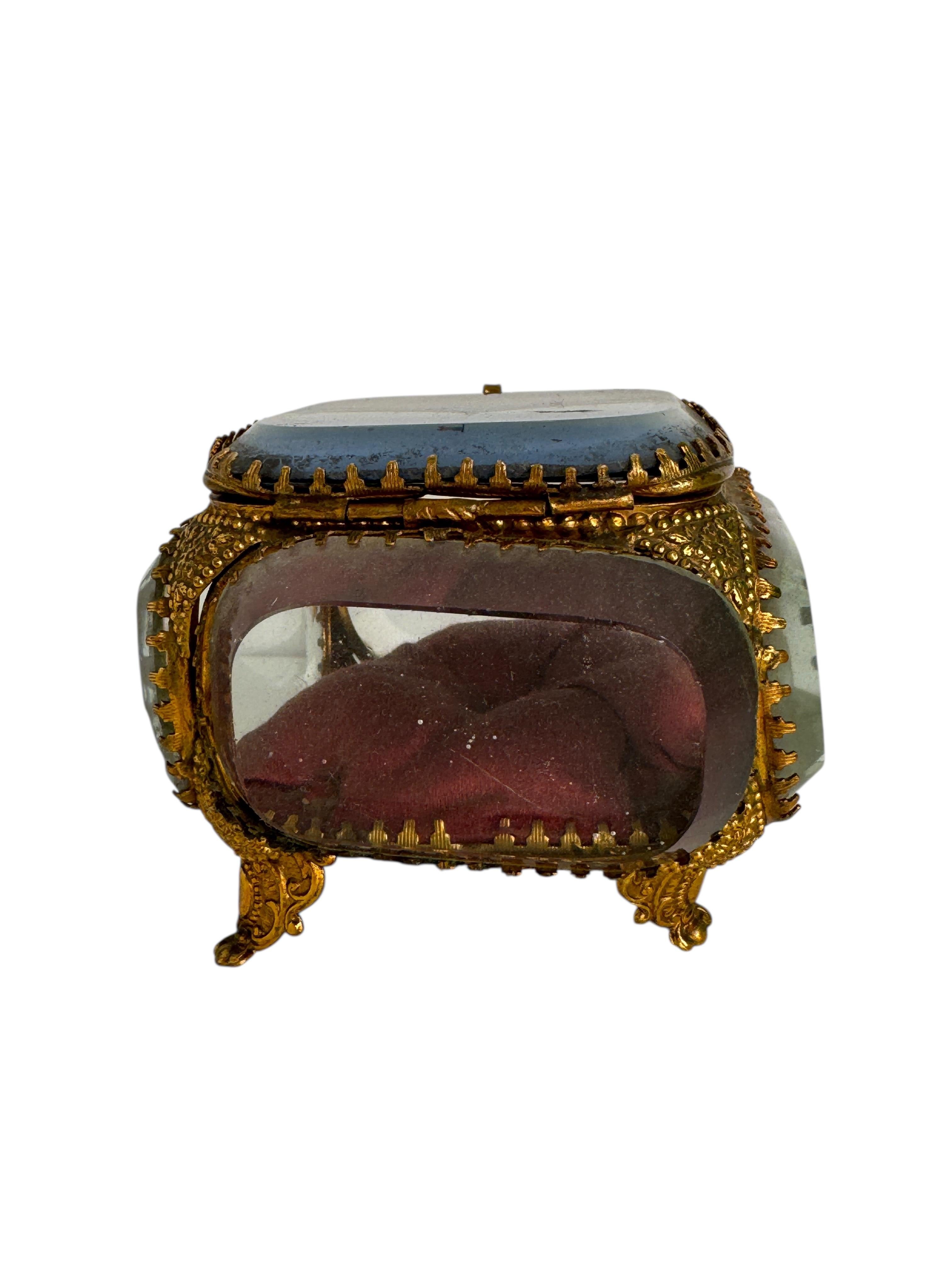 Français Boîte à bijoux souvenir en bronze doré et verre, Exposition universelle de Lyon, France, années 18940 en vente