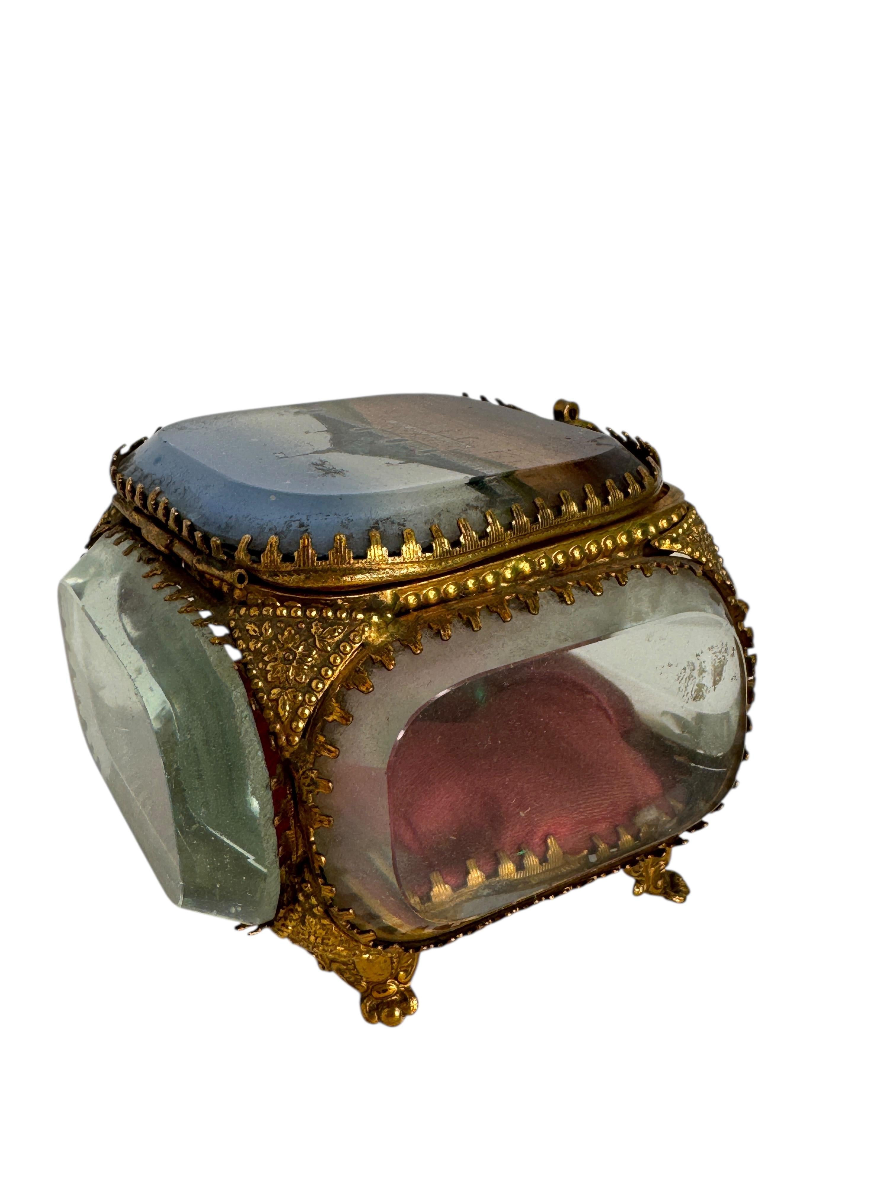 Boîte à bijoux souvenir en bronze doré et verre, Exposition universelle de Lyon, France, années 18940 Bon état - En vente à Nuernberg, DE