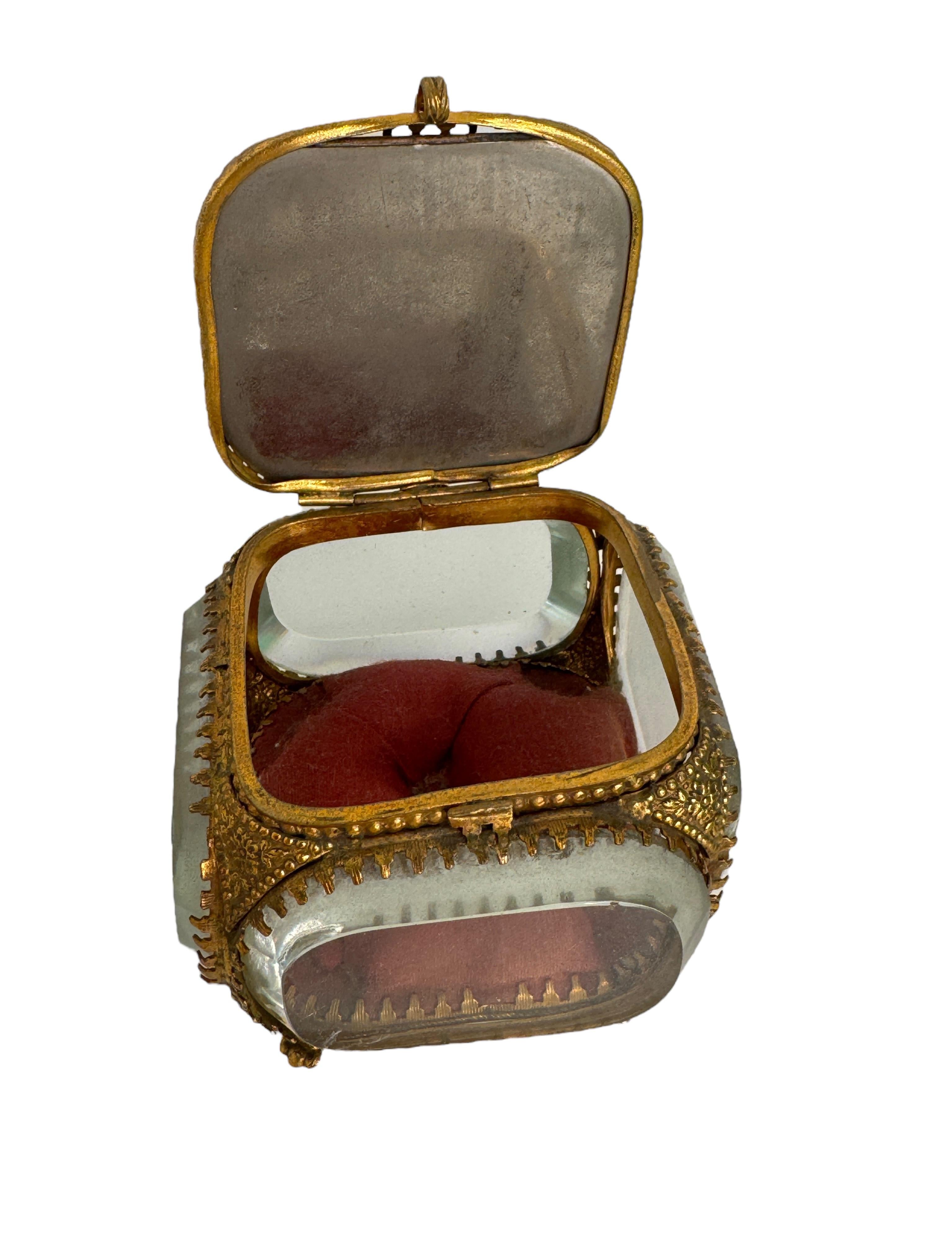 Boîte à bijoux souvenir en bronze doré et verre, Exposition universelle de Lyon, France, années 18940 en vente 1