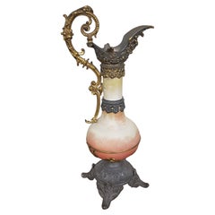 Aiguière en porcelaine montée sur métal et bronze doré