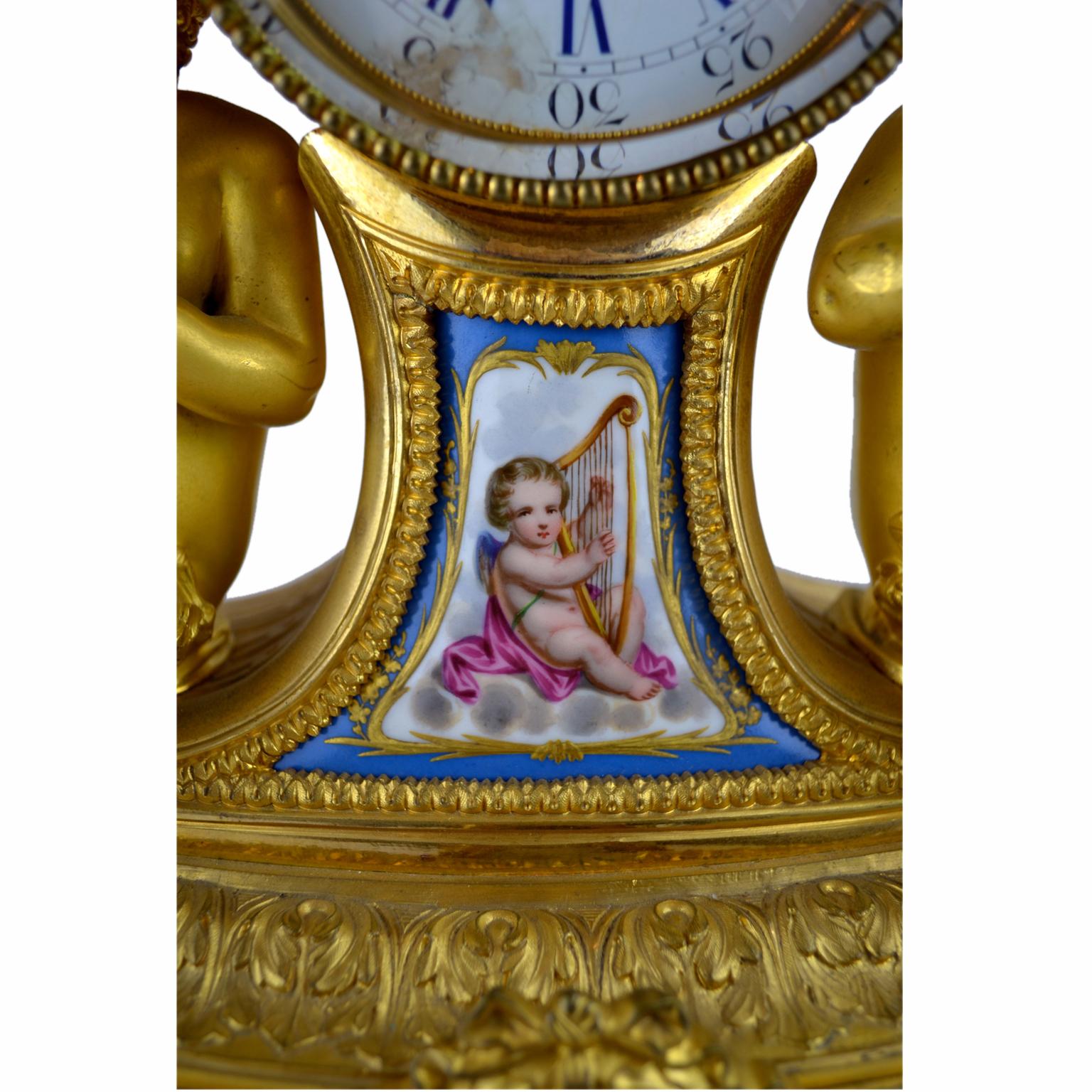 Bronze  Horloge Putti française Napoléon III en bronze doré et porcelaine en vente