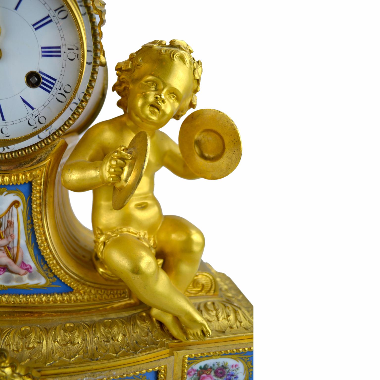 Horloge Putti française Napoléon III en bronze doré et porcelaine en vente 1