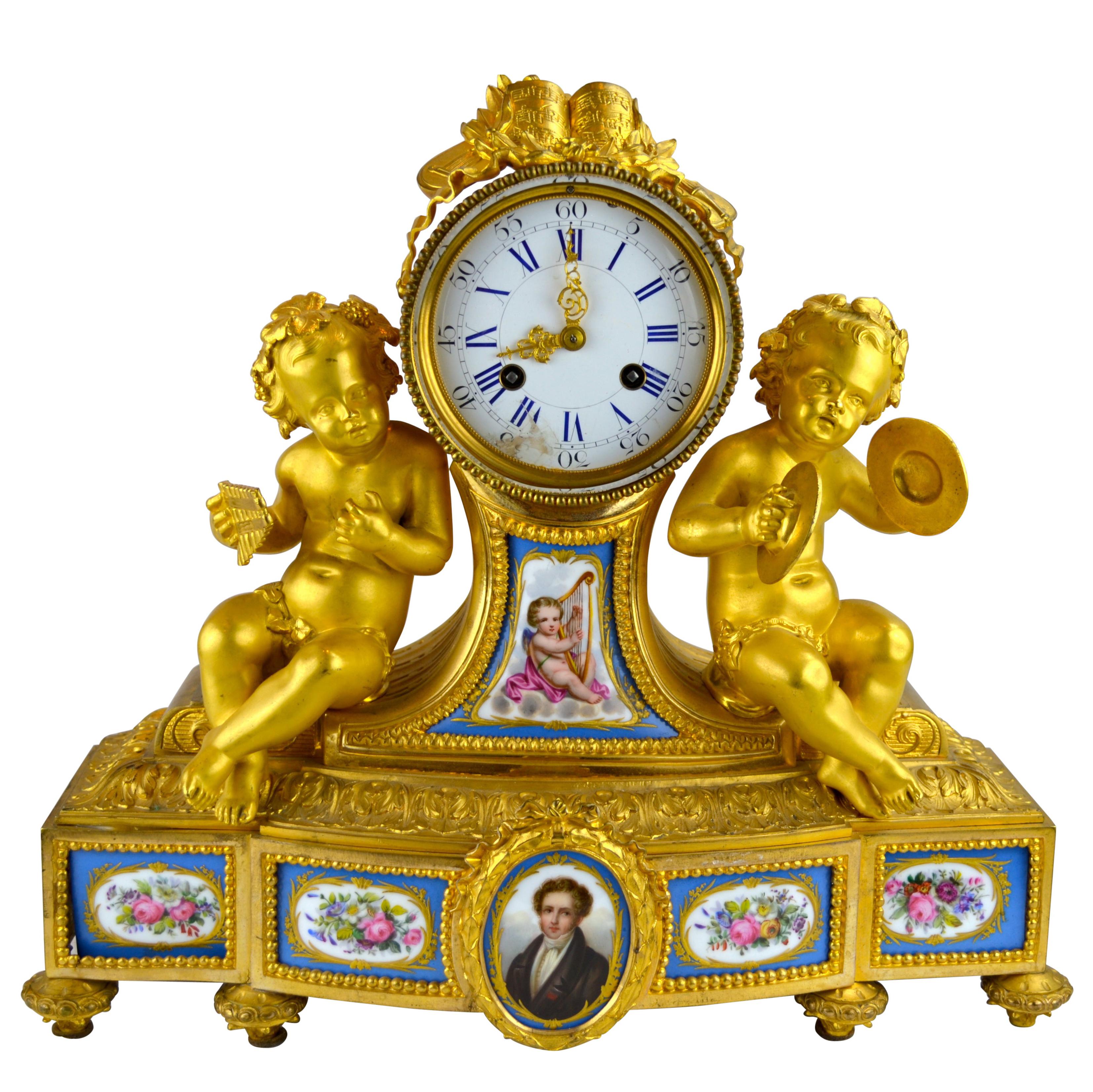 Französische Napoleon III. Puttenuhr aus vergoldeter Bronze und Porzellan