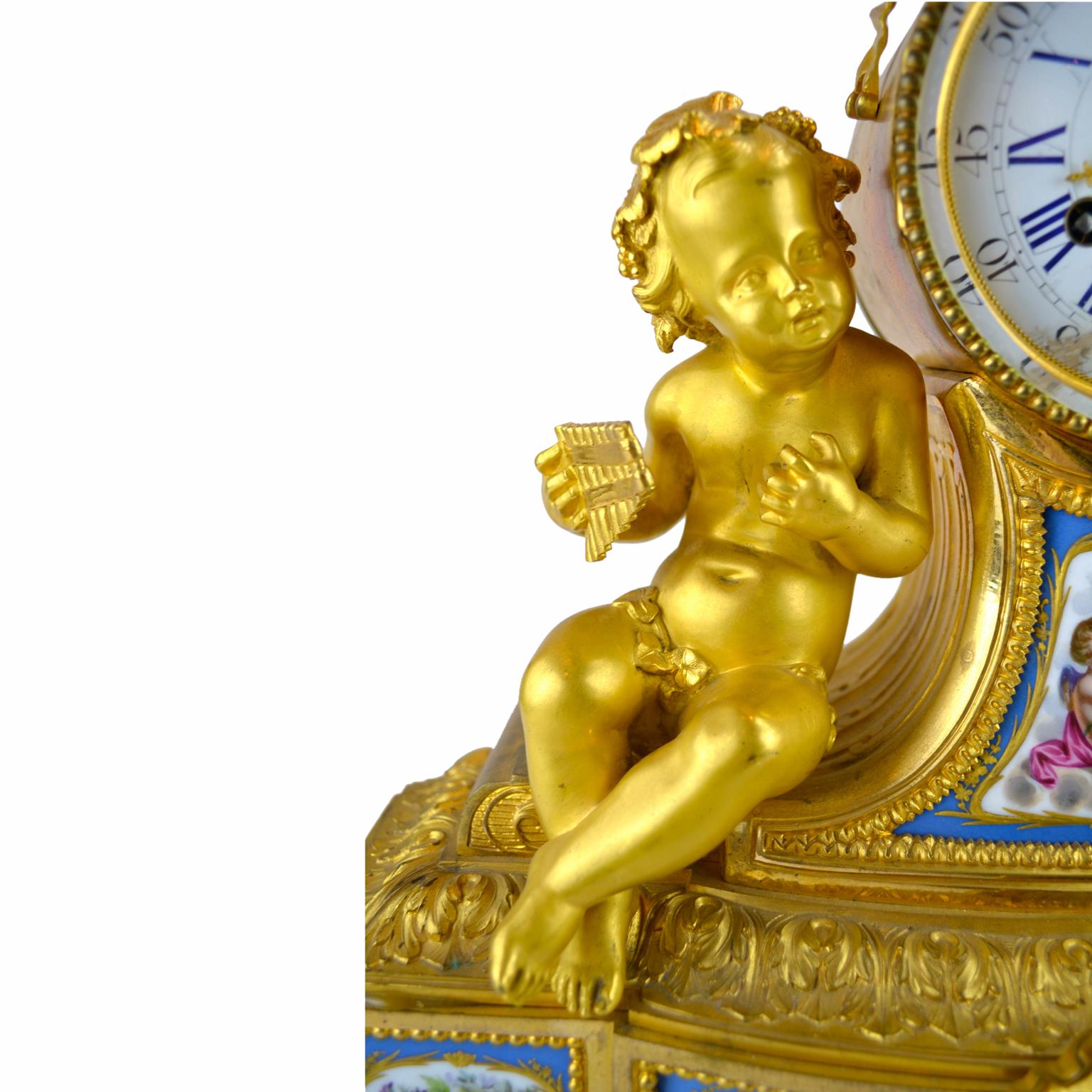 Français  Horloge Putti française Napoléon III en bronze doré et porcelaine en vente