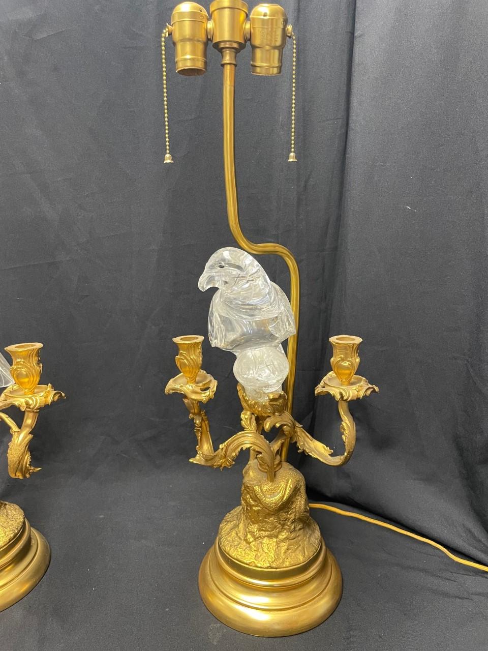 Vogel-Kandelaberlampen aus Goldbronze und Bergkristall, im französischen Louis XV.-Stil im Angebot 9