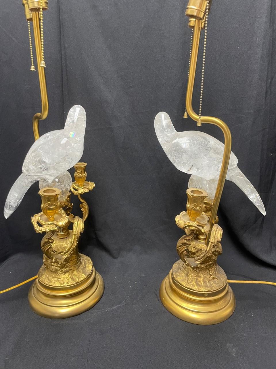 Vogel-Kandelaberlampen aus Goldbronze und Bergkristall, im französischen Louis XV.-Stil im Angebot 3