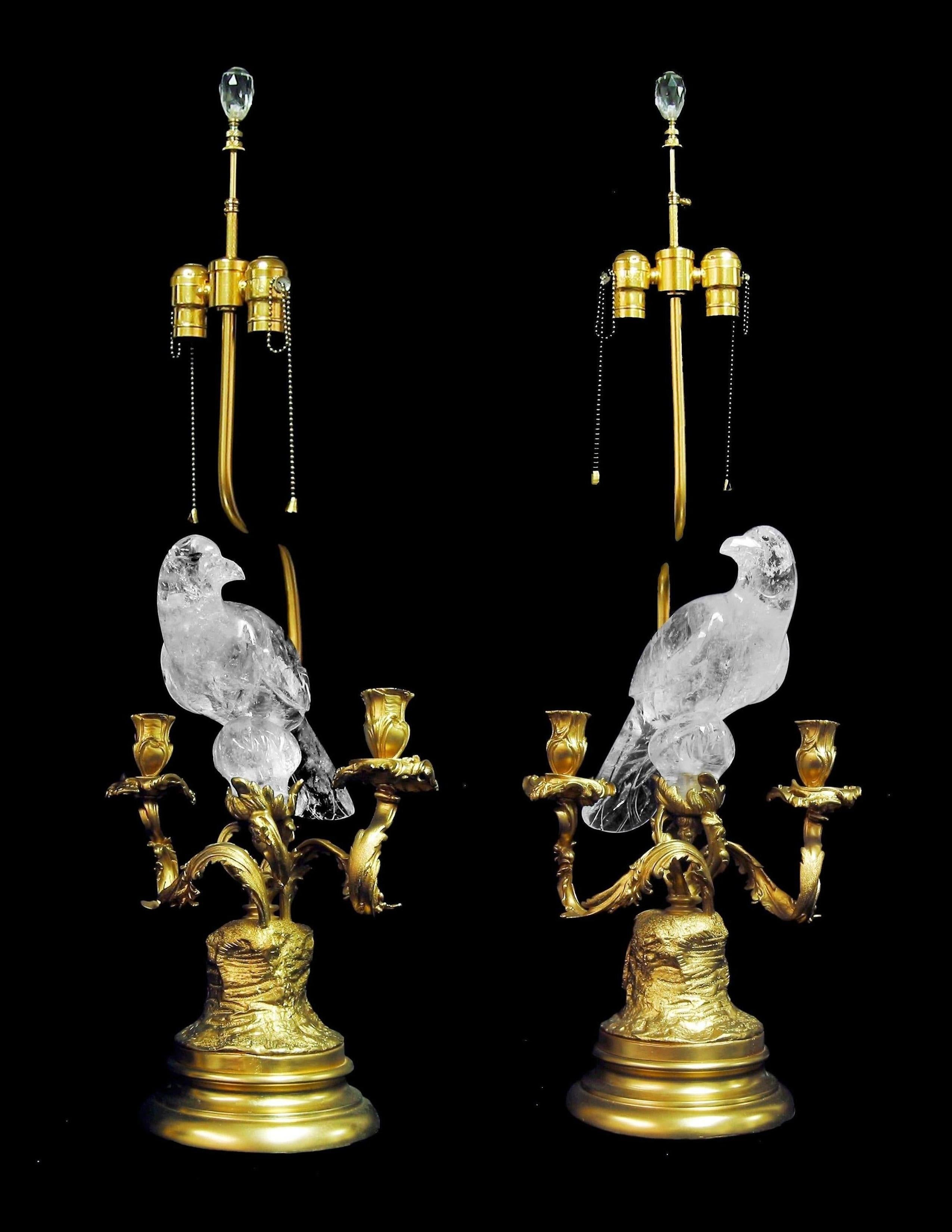 Exquisite Vogellampen im Louis XV-Stil aus Ormolu und handgeschnitztem und handpoliertem Bergkristall, mit Bergkristall-Finials und -Schirmen.
Jedem Detail wurde große Aufmerksamkeit geschenkt.
Elektrifiziert für den amerikanischen