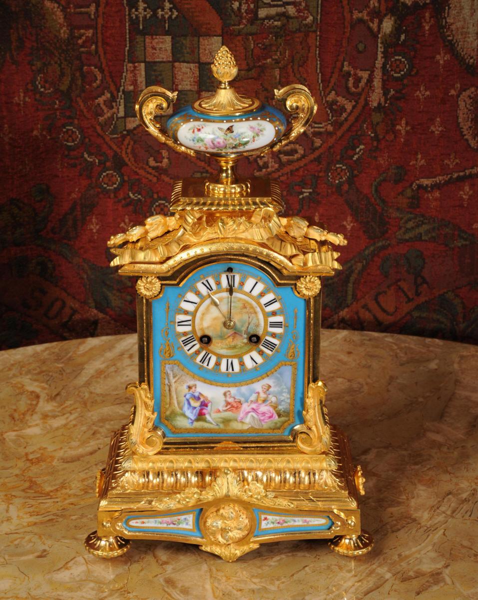 A fine and stunning original antique French boudoir clock by the famous maker Japy Freres. It is beautifully made of ormolu (fine gilded brass/bronze), finely modelled and chased, and mounted with exquisite Sèvres style porcelain. The ormolu is in