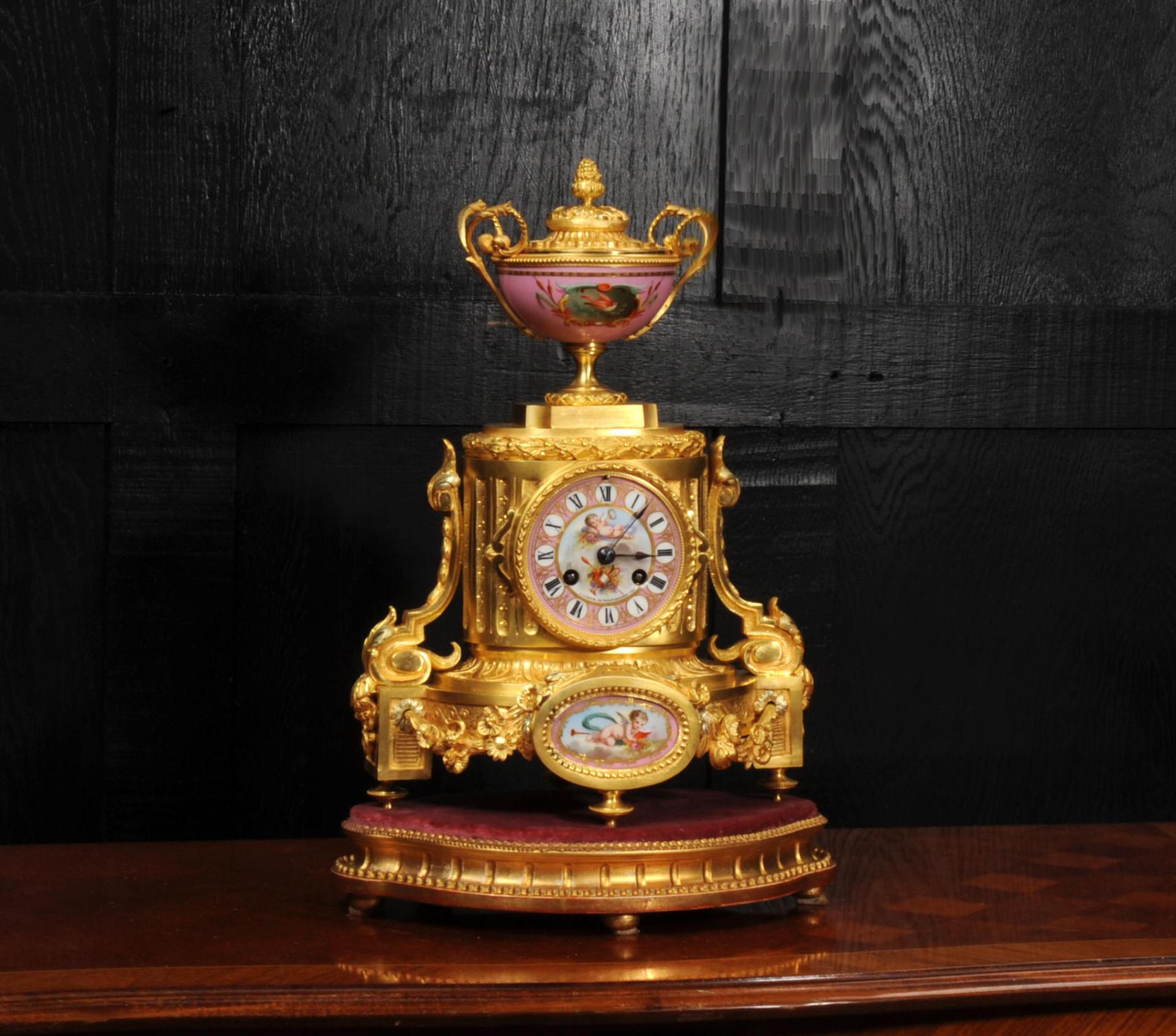 Une étonnante horloge française ancienne et originale du célèbre fabricant Achille Brocot. Il présente une porcelaine exquise de style Sèvres avec un fond rose pompadour. Magnifiquement modelé dans le style classique de Louis XVI avec des consoles à