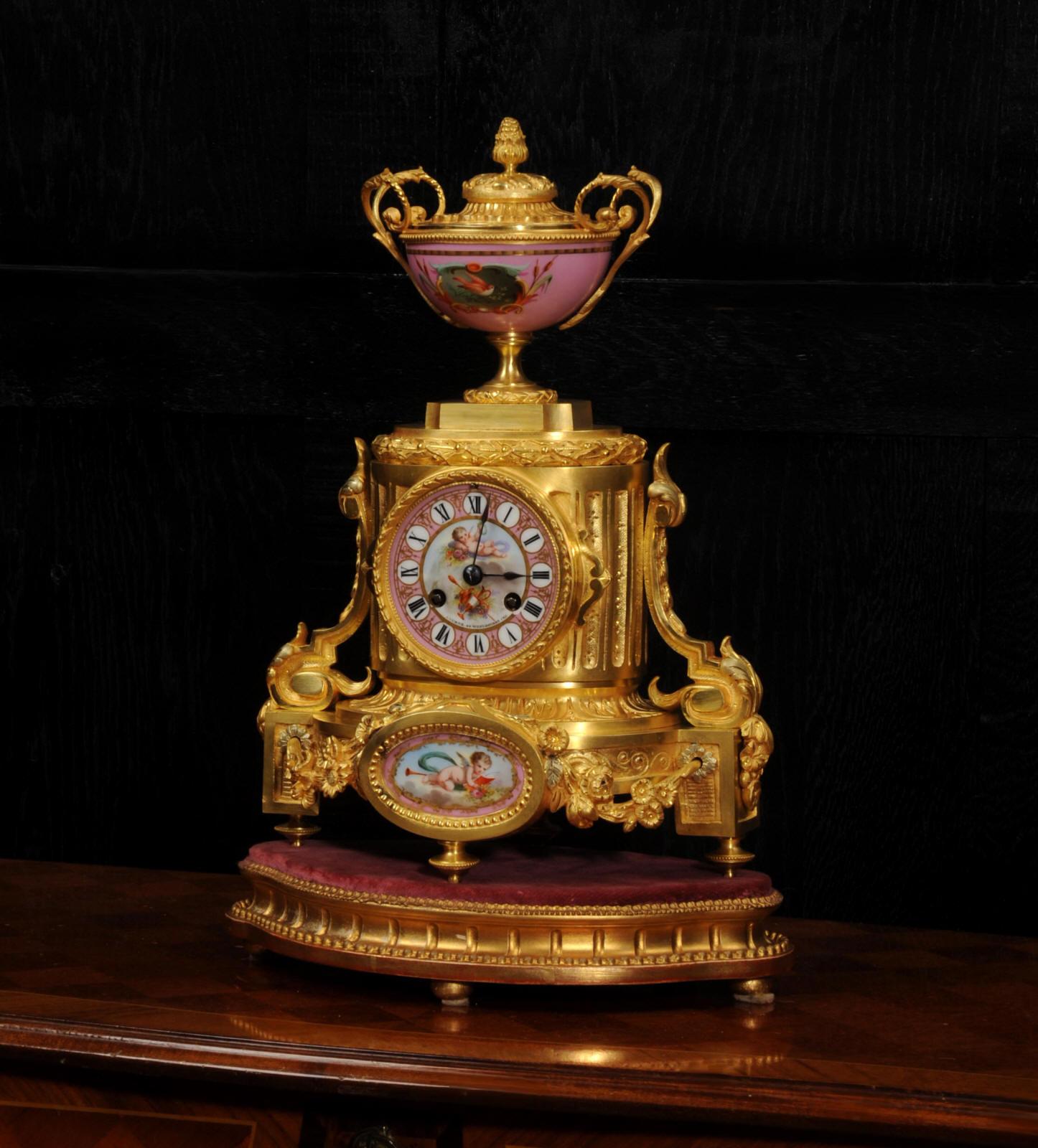 Peint à la main Horloge française d'antiquités en bronze doré et porcelaine de Sèvres par Achille Brocot en vente