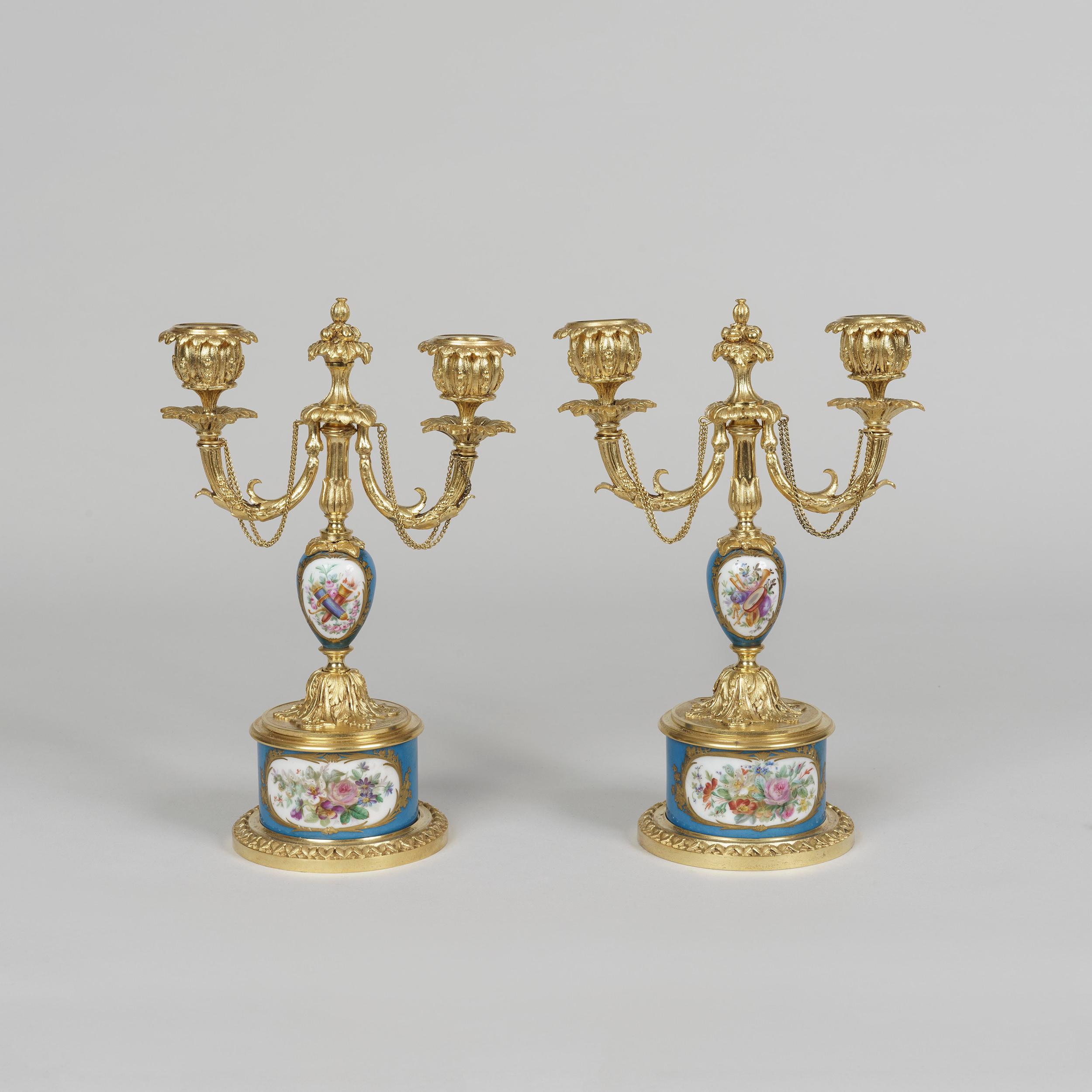 Porzellanuhr im Stil von Ormolu und Sèvres im Louis XVI-Stil (Französisch) im Angebot