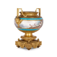 Suite de trois pièces de garniture en porcelaine de style ormolu et sèvres