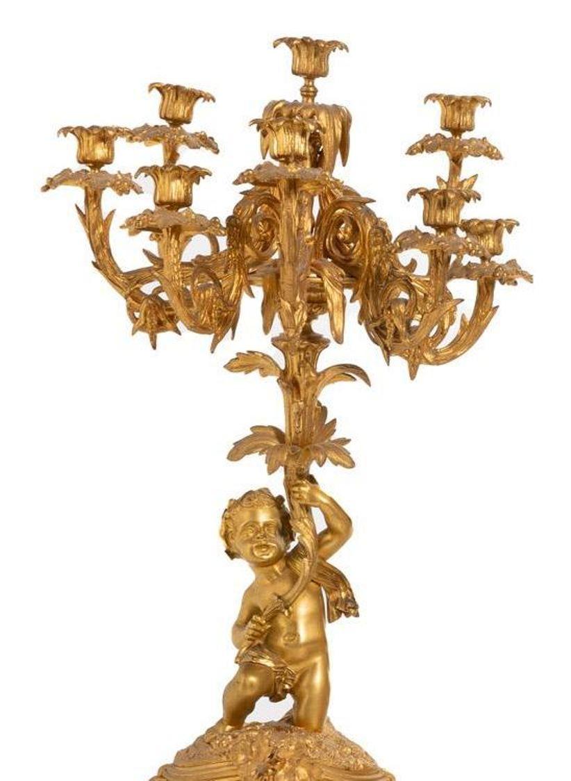 Garniture de cheminée trois pièces en bronze doré et porcelaine de style Sèvres en vente 3