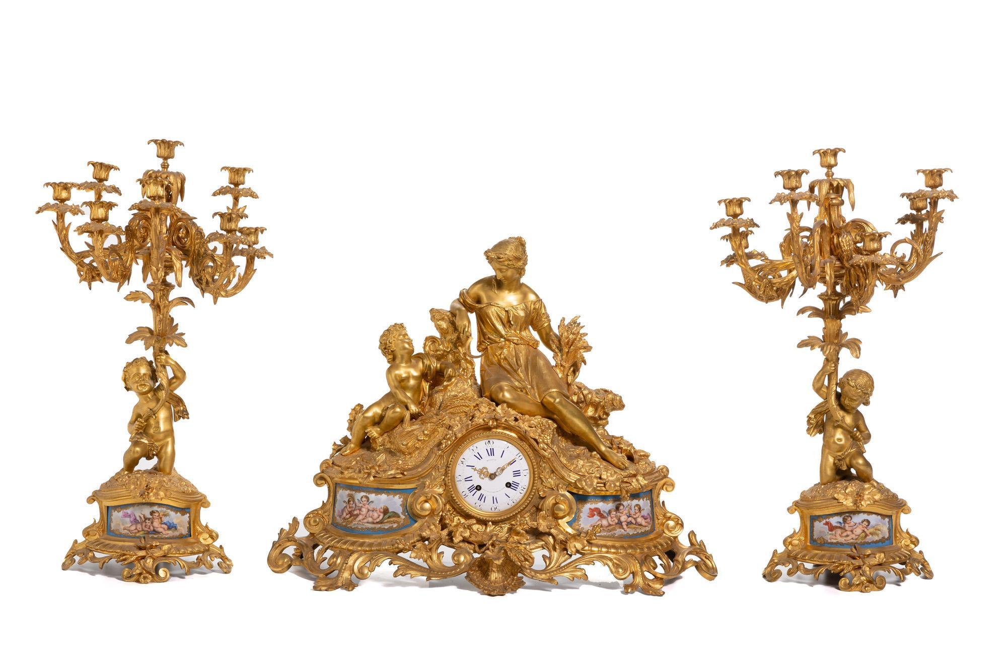 Garniture de cheminée trois pièces en bronze doré et porcelaine de style Sèvres en vente 7