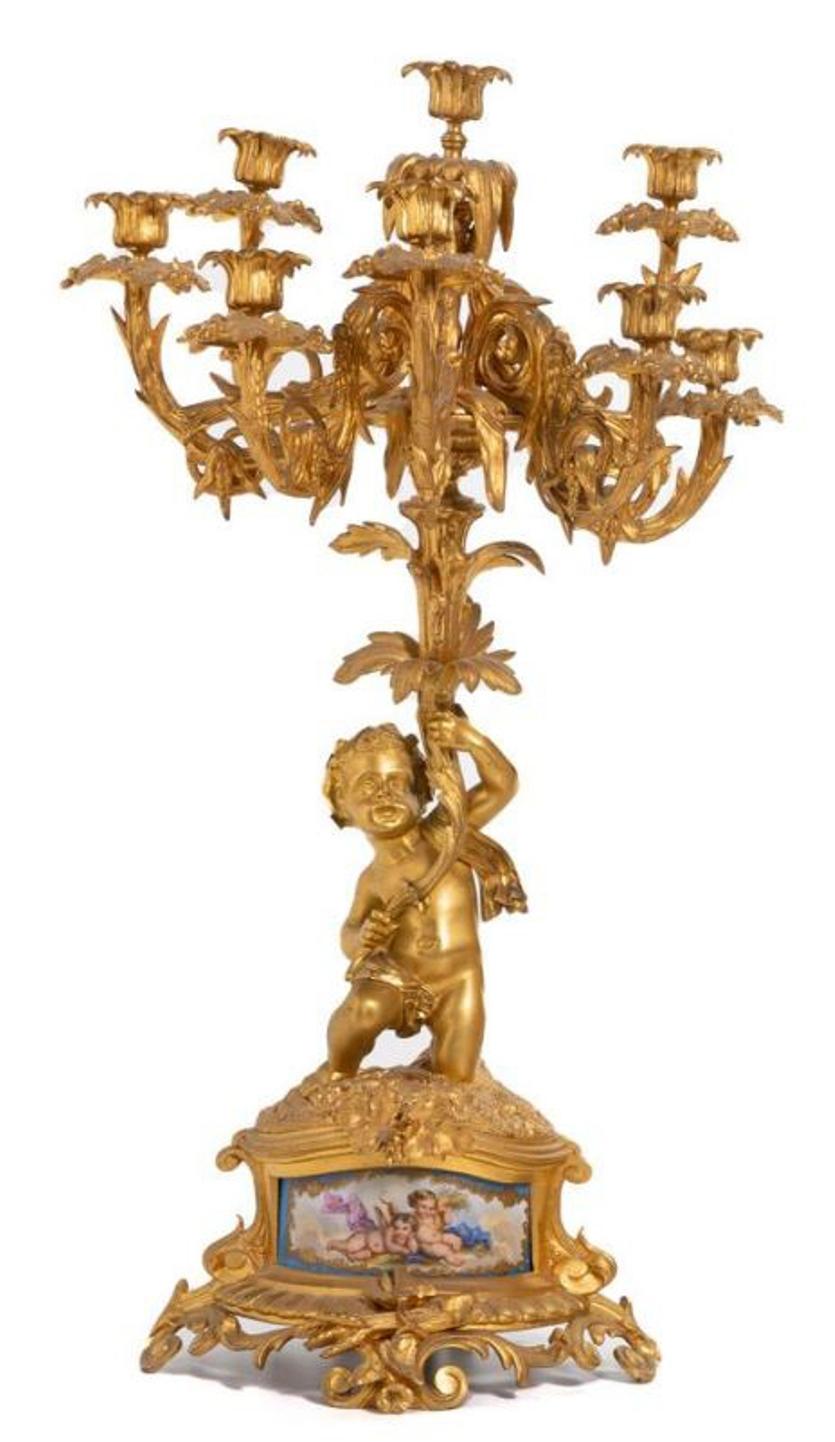 Louis XV Garniture de cheminée trois pièces en bronze doré et porcelaine de style Sèvres en vente