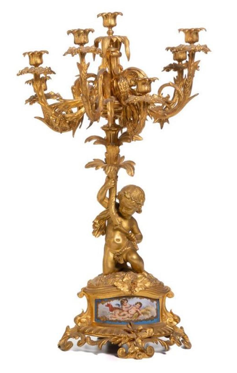 Doré Garniture de cheminée trois pièces en bronze doré et porcelaine de style Sèvres en vente