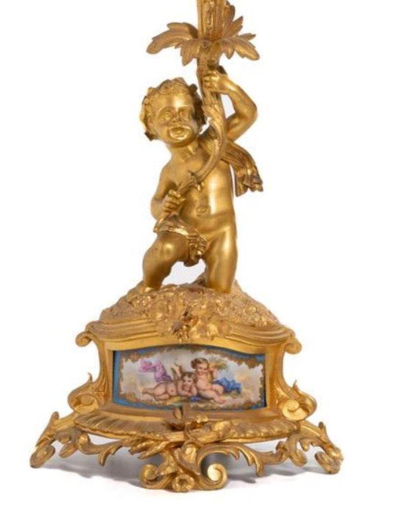 Garniture de cheminée trois pièces en bronze doré et porcelaine de style Sèvres en vente 1