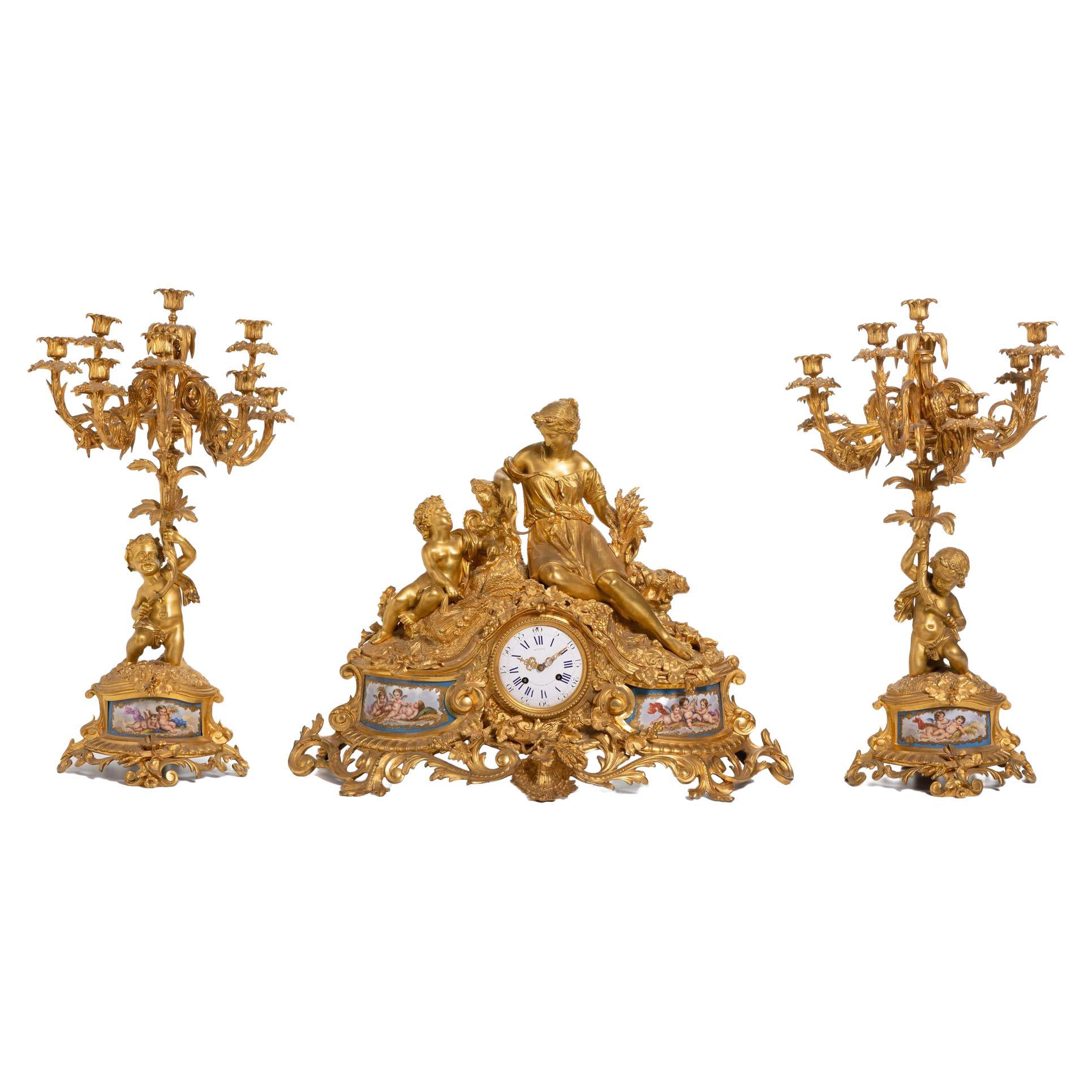 Garniture de cheminée trois pièces en bronze doré et porcelaine de style Sèvres en vente