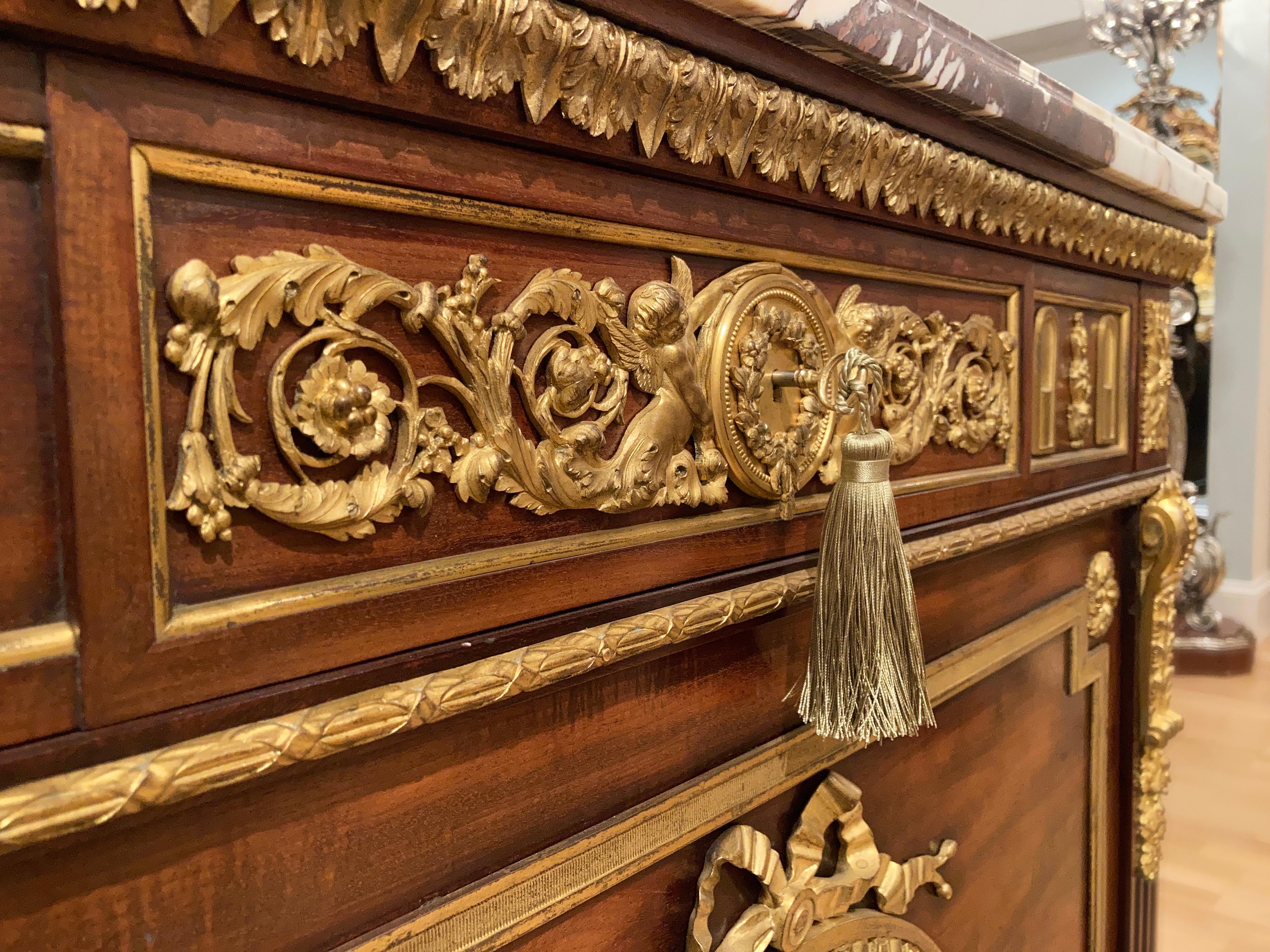 Ormolu and Wedgwood Mounted Mahogany Commode Attributed to Julius Zwiener In Excellent Condition For Sale In London, GB