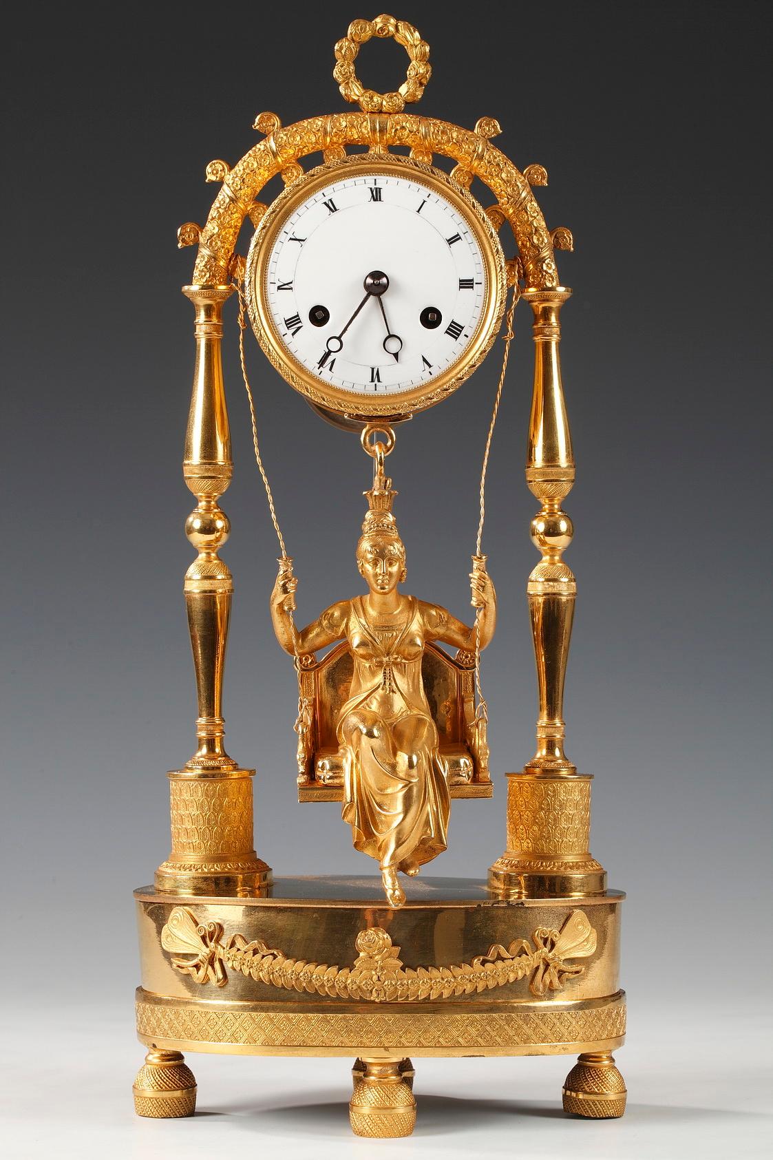 Very fine floral and decorated Restauration period ormolu clock, figuring two baluster columns joint together by a floral arch, and topped by a crown of roses. Roman numbers indicate hours. In the arch, a woman dressed in antic style is sitting on a