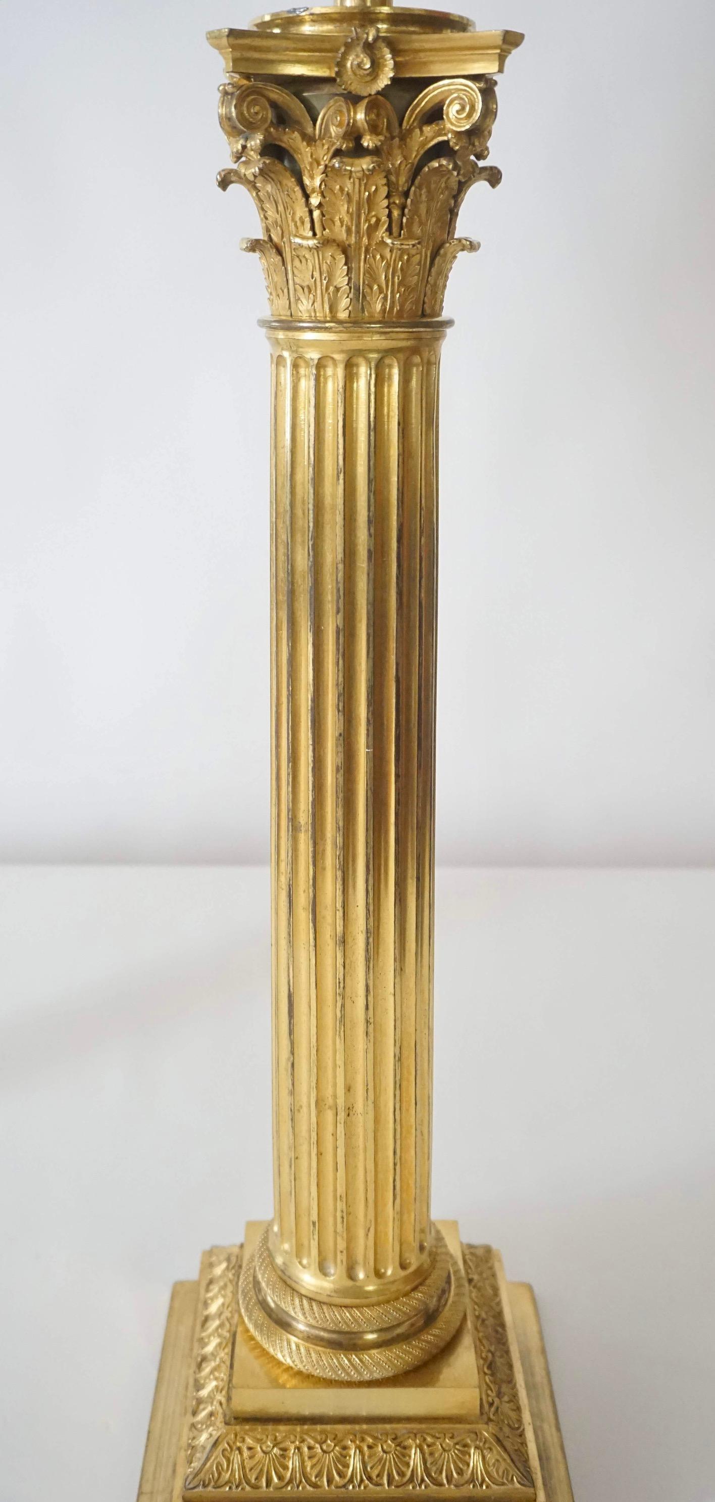 Lampade da tavolo con base a colonna corinzia Sinumbra in ormù, Francia, circa 1825 in vendita 1