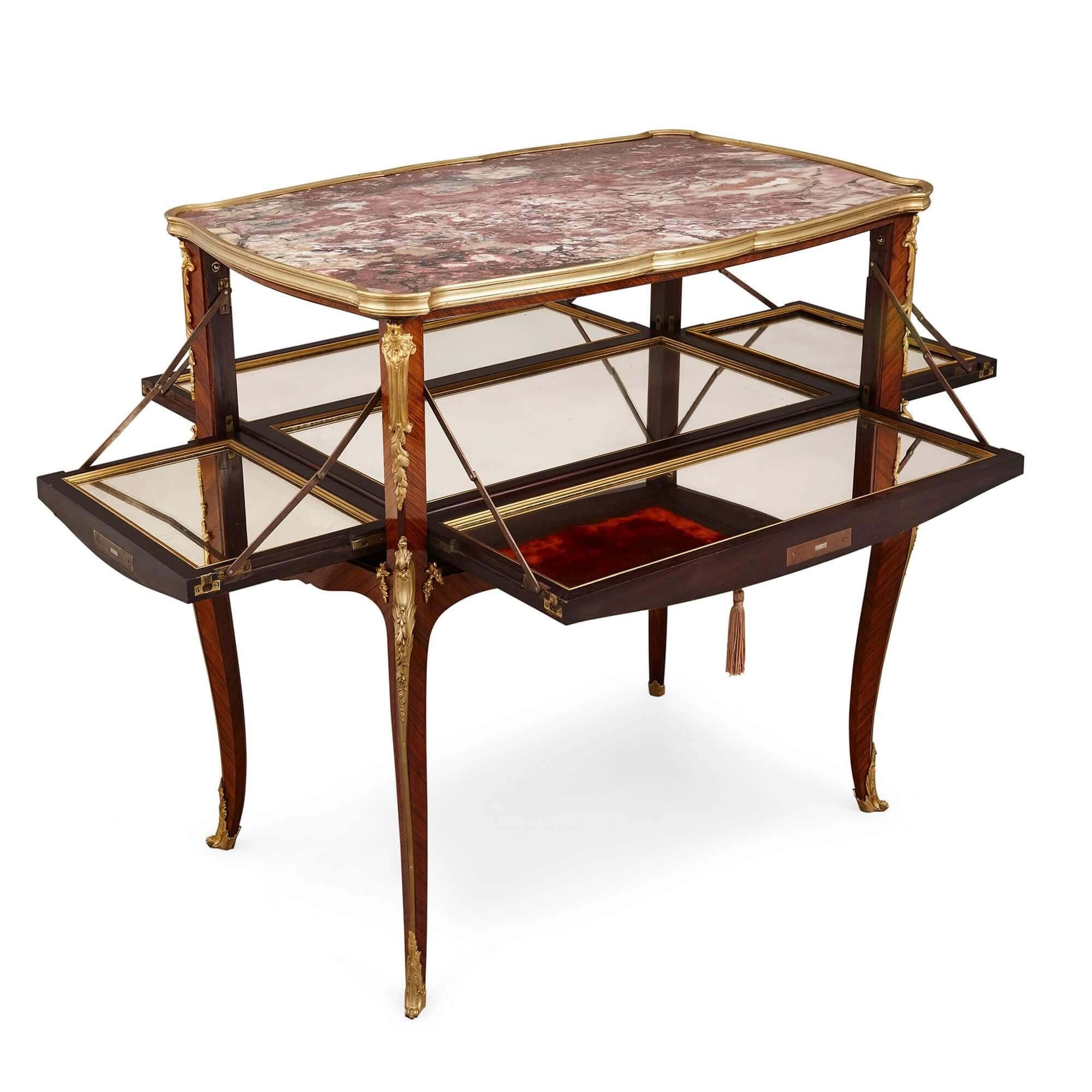 Français Table d'appoint en ormolu, bois royal, bois satiné et parquet de François Linke en vente