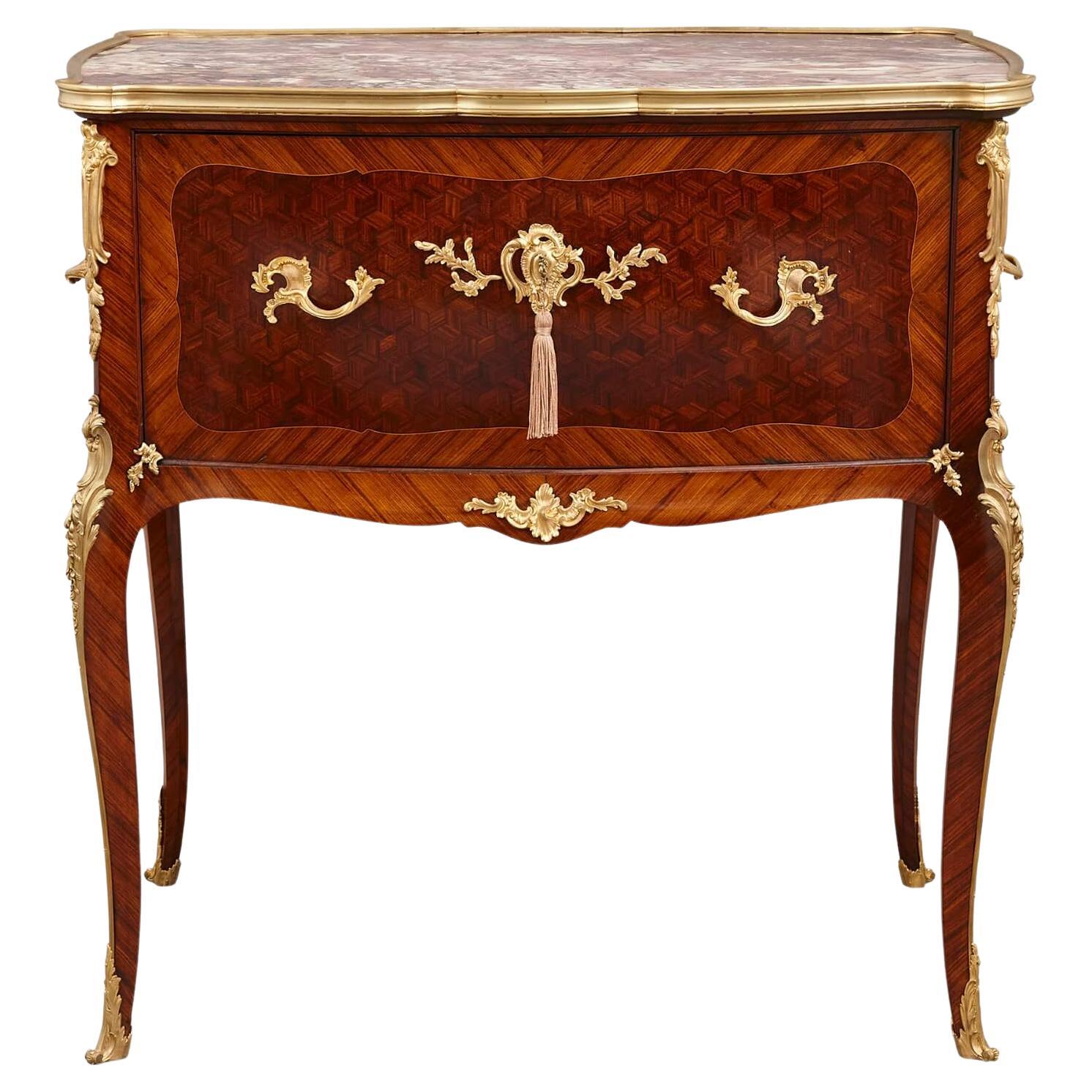 Table d'appoint en ormolu, bois royal, bois satiné et parquet de François Linke en vente