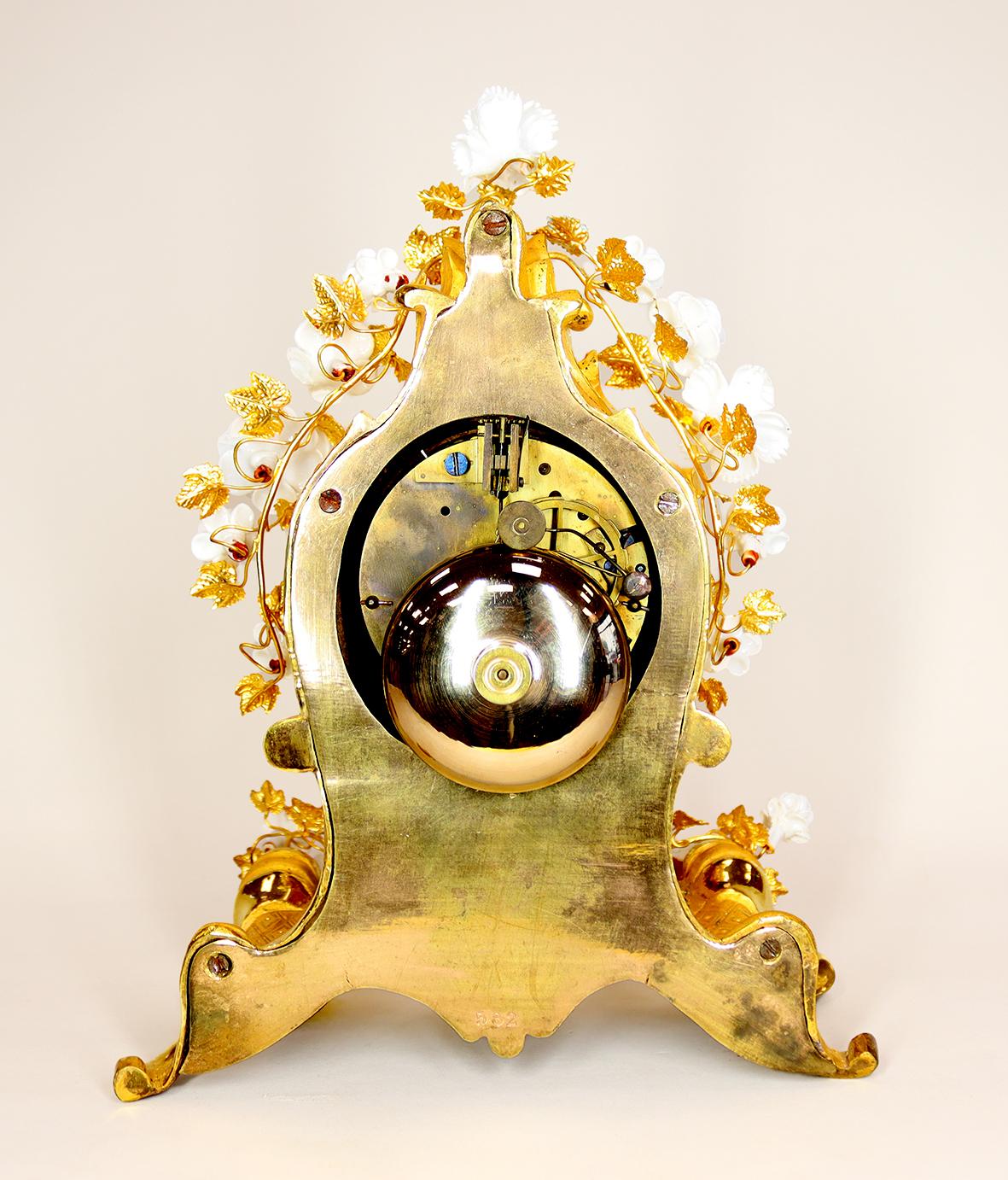 Milieu du XIXe siècle Pendule de cheminée en bronze doré par Raingo Freres, Paris en vente
