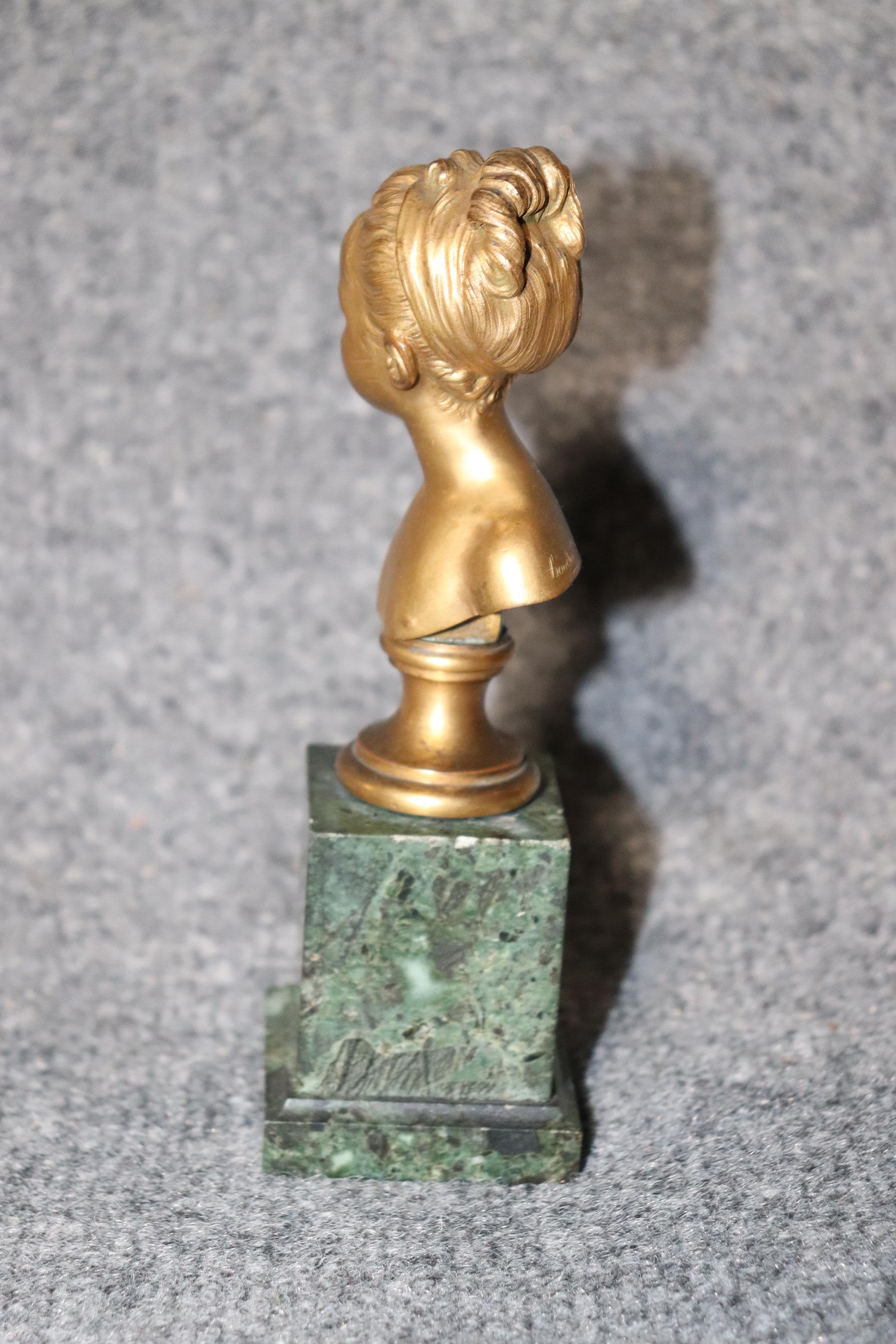 Abmessungen- H: 6 1/2in B: 2 1/4in T: 2in
Diese antike französische Ormolu-Bronze- und Marmorbüste von Louise Brogniart nach Jean Antoine Houdon und signiert Thiebaut Fréres ist ein unglaubliches Beispiel für französisches Dekor des 19.