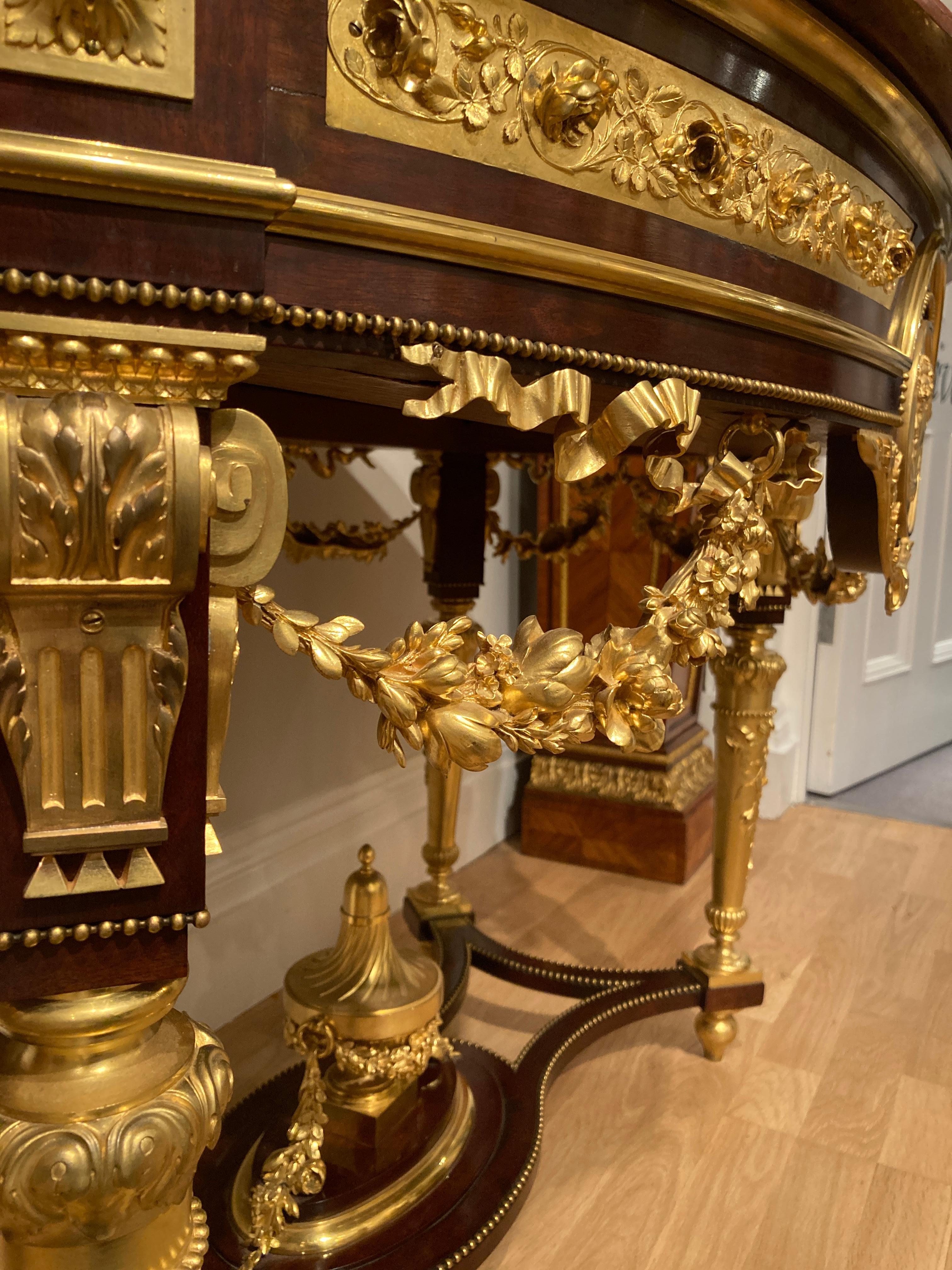 Französischer ovaler Mitteltisch mit Goldbronze-Marmorplatte im Angebot 5