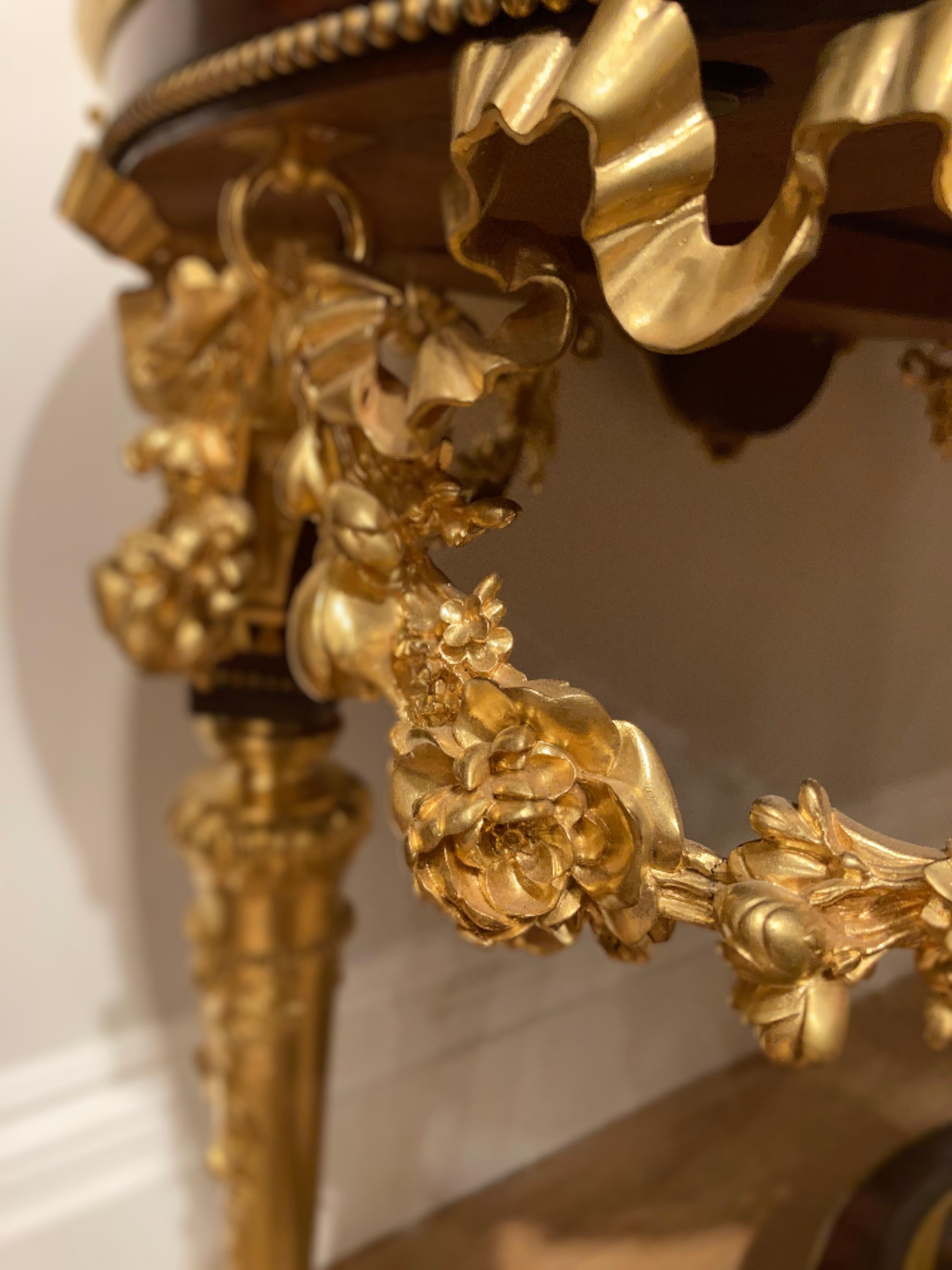 Table centrale ovale française à plateau en marbre et bronze doré en vente 5