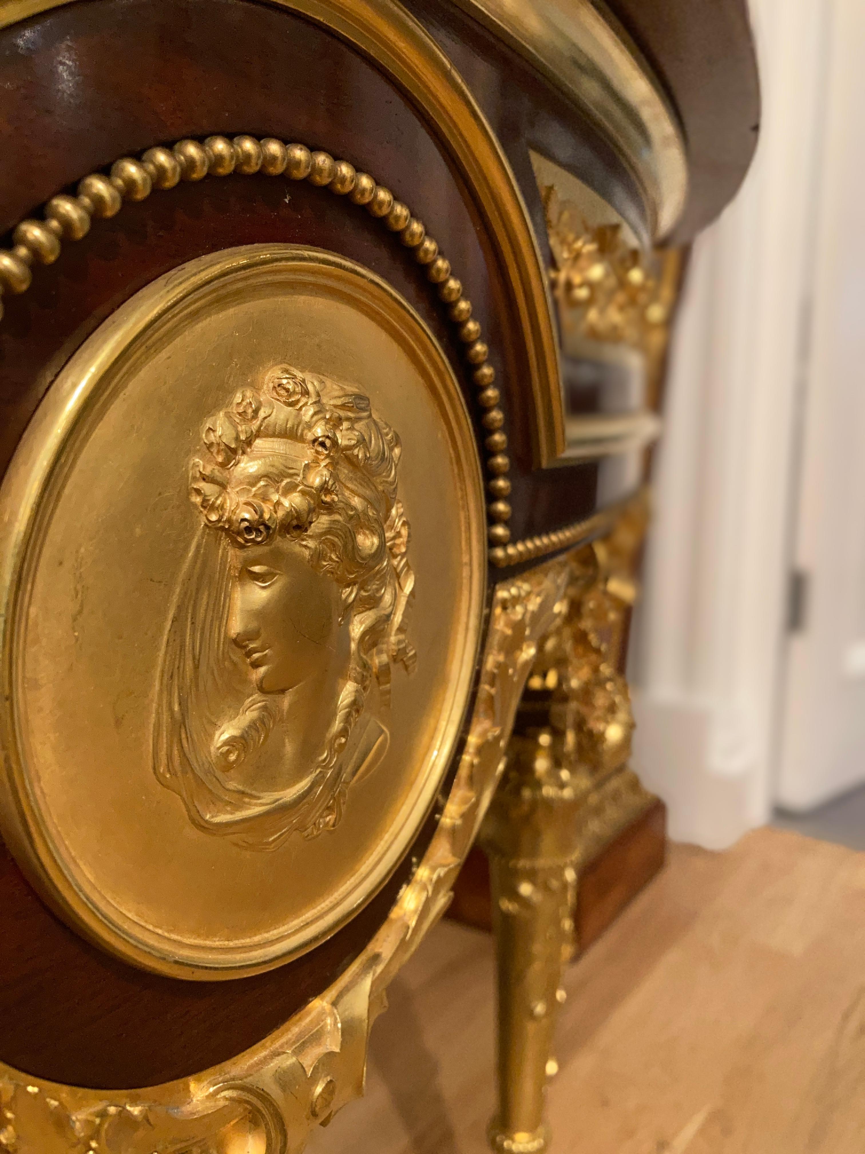 Table centrale ovale française à plateau en marbre et bronze doré en vente 6