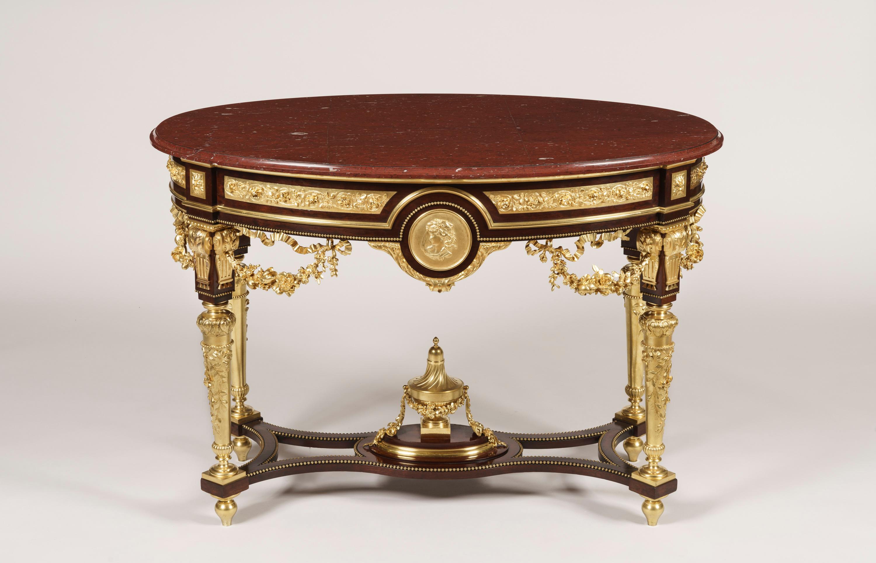 Louis XVI Table centrale ovale française à plateau en marbre et bronze doré en vente