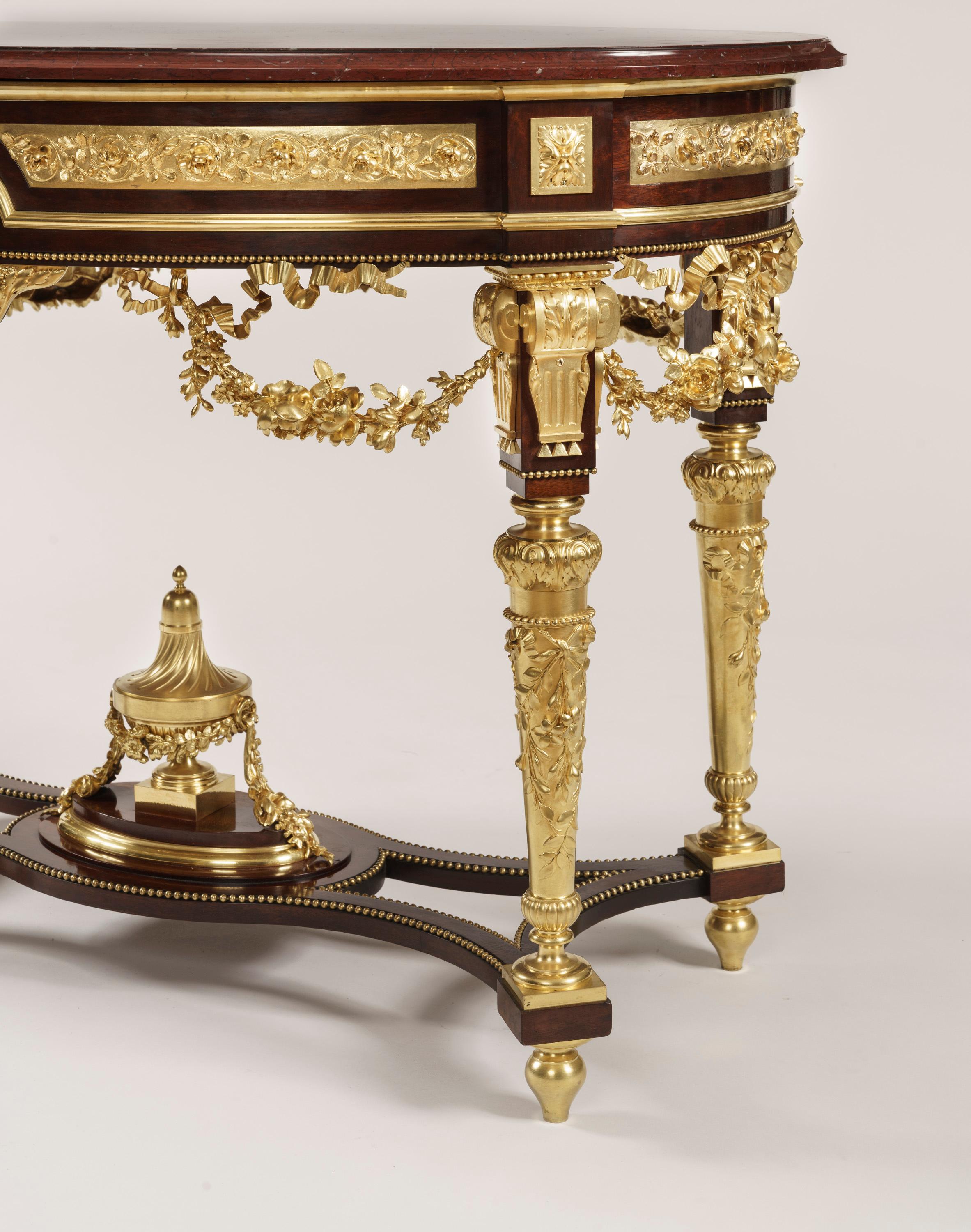Français Table centrale ovale française à plateau en marbre et bronze doré en vente